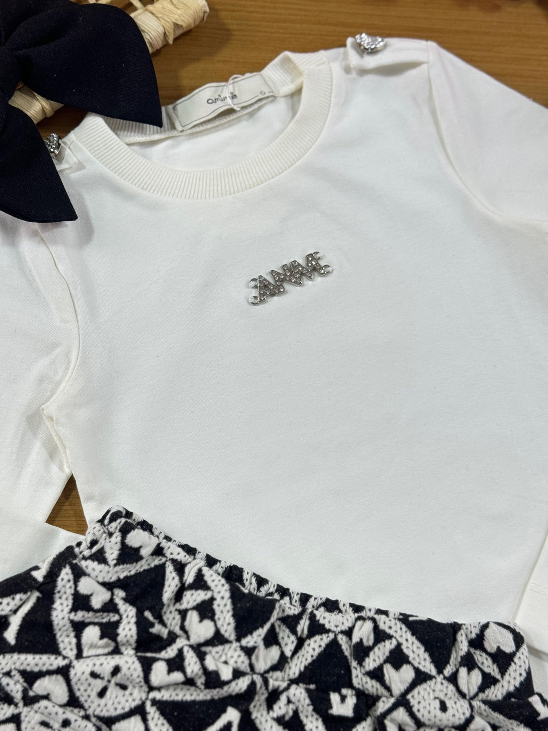 Conjunto Infantil Animê Inverno Shorts Corações e Blusa Off White