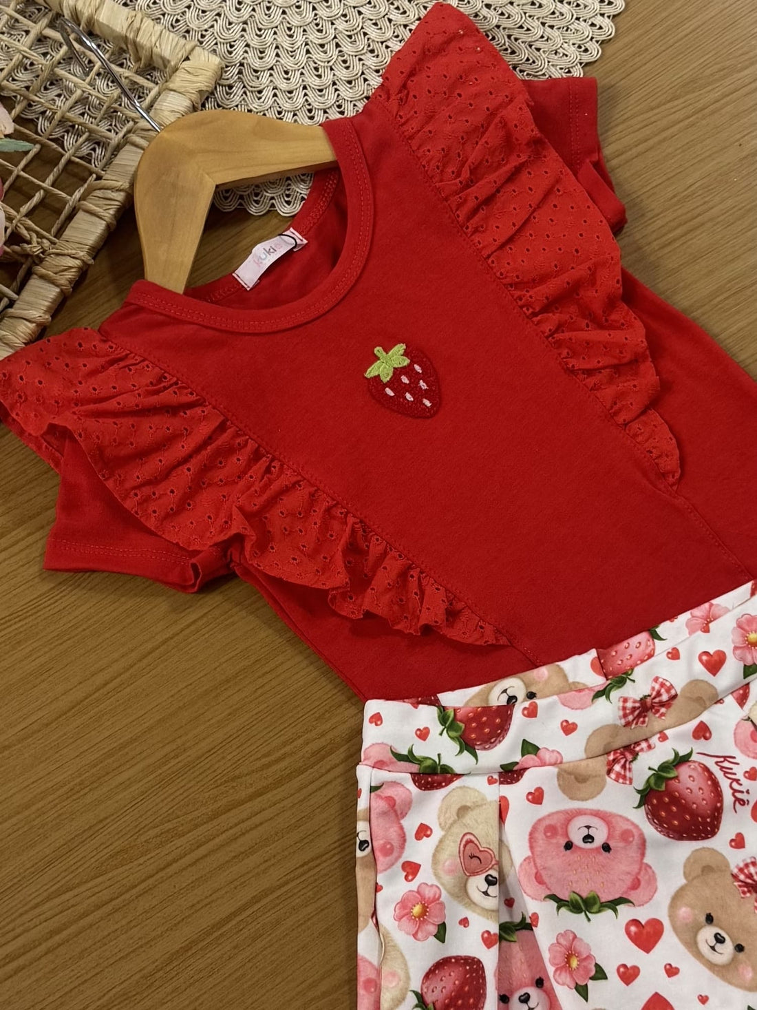 Conjunto Infantil Kukiê Verão com Shorts Saia Branco e Blusa Vermelha Moranguinho