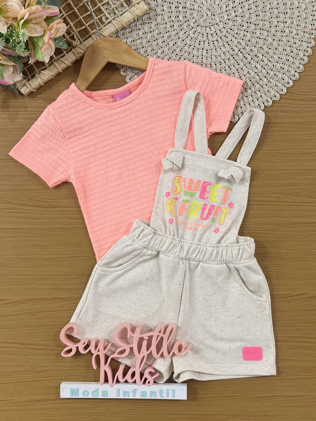Jardineira Infantil Cinti Verão Off White Frutinhas com Blusa Laranja