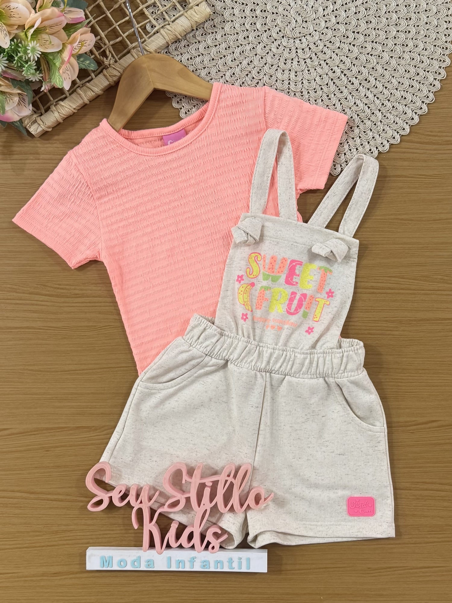Jardineira Infantil Cinti Verão Off White Frutinhas com Blusa Laranja