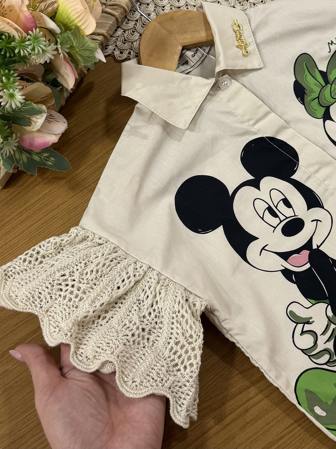 Camisa Infantil Animê Verão Bege com Tricot Minnie e Mickey Disney