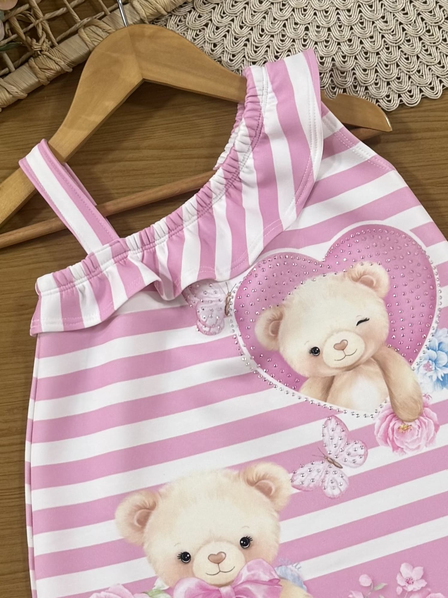 Vestido Infantil Cinti Verão Rosa Listrado Ursinha Coração com Strass