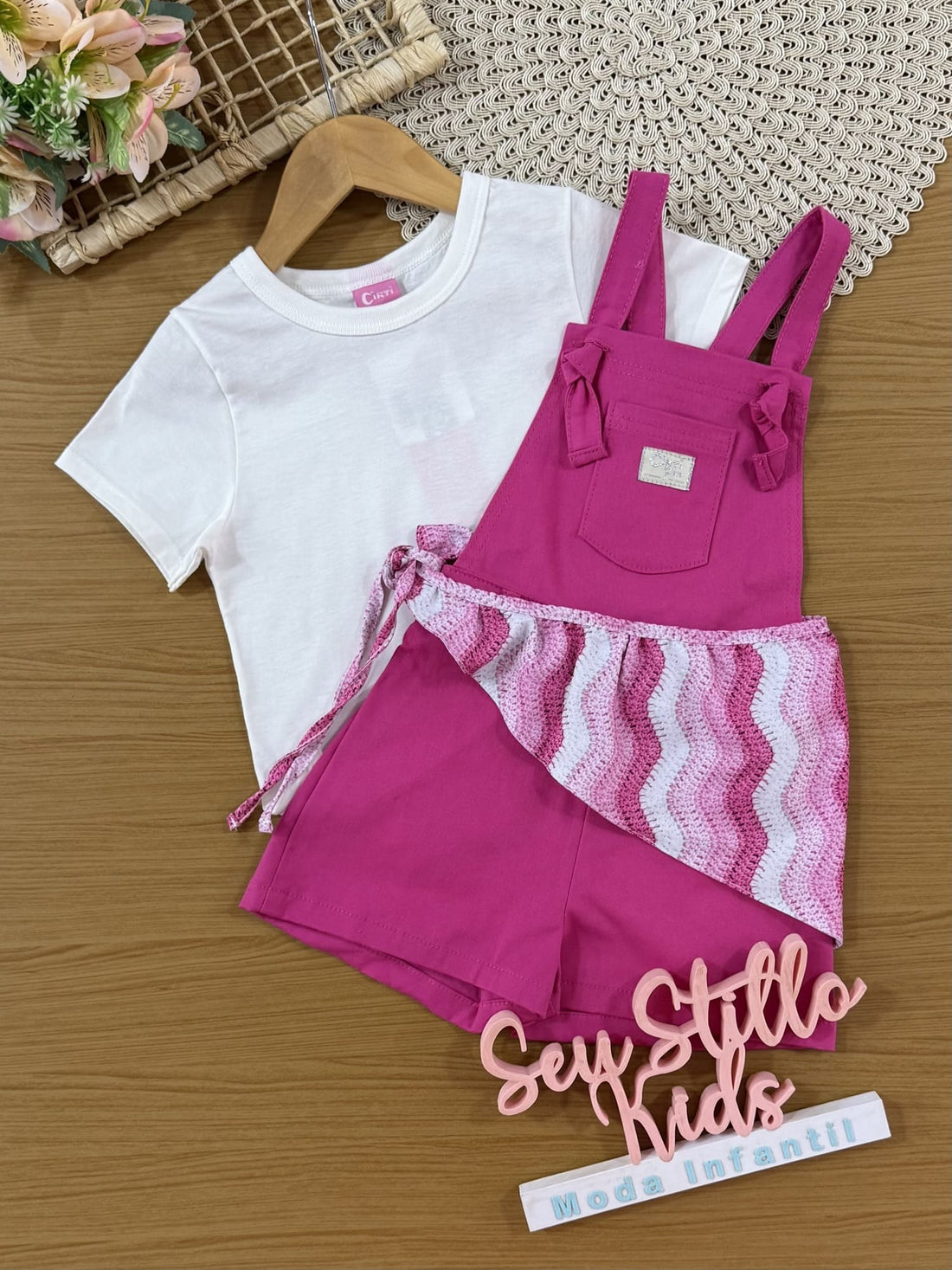 Jardineira Infantil Cinti Verão Rosa com Blusa Branca e Lenço