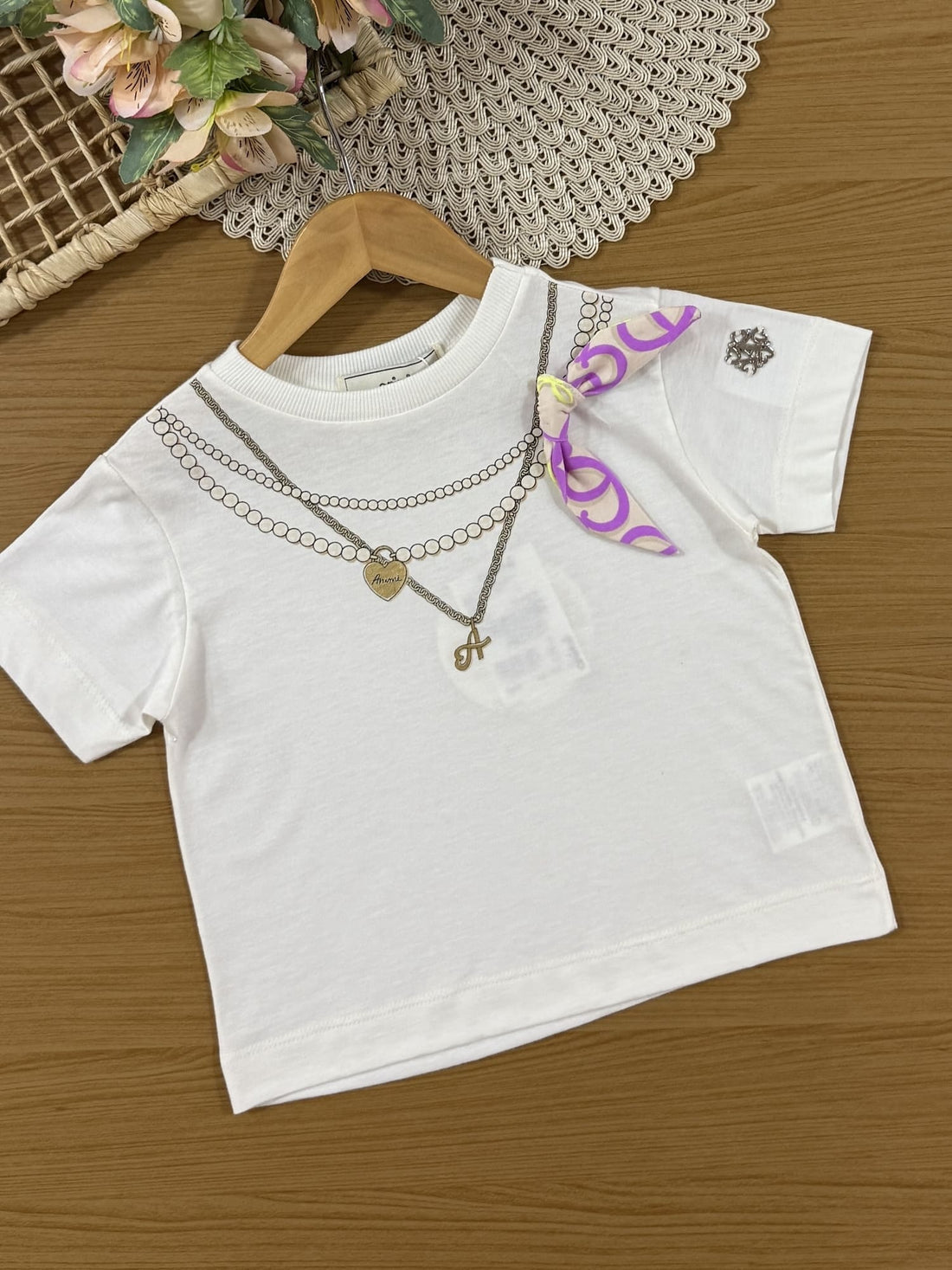 Conjunto Infantil Animê Verão com Saia Bege e Blusa Branca Acessórios com Laço