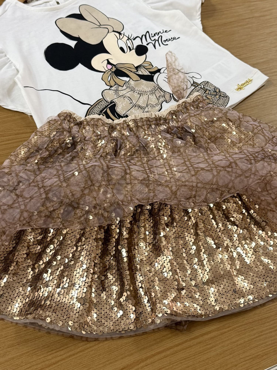 Conjunto Infantil Animê Verão com Saia Dourada em Tule e Blusa Branca Minnie com Laçinho Disney