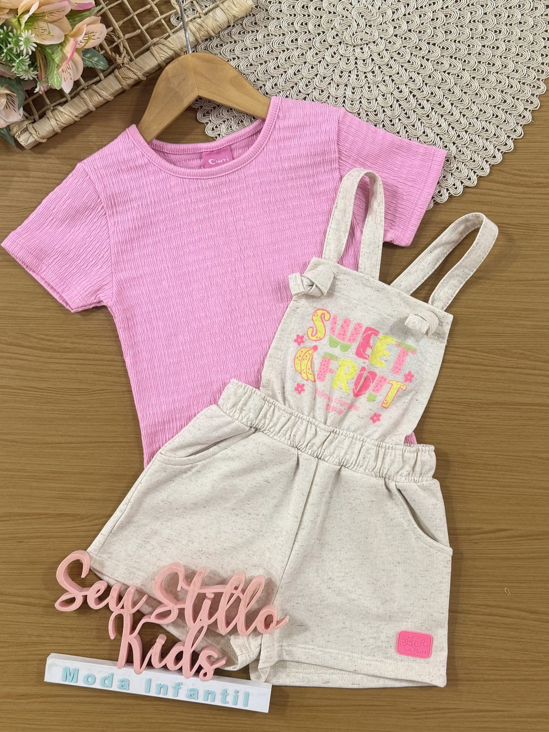 Jardineira Infantil Cinti Verão Off White Frutinhas com Blusa Rosa