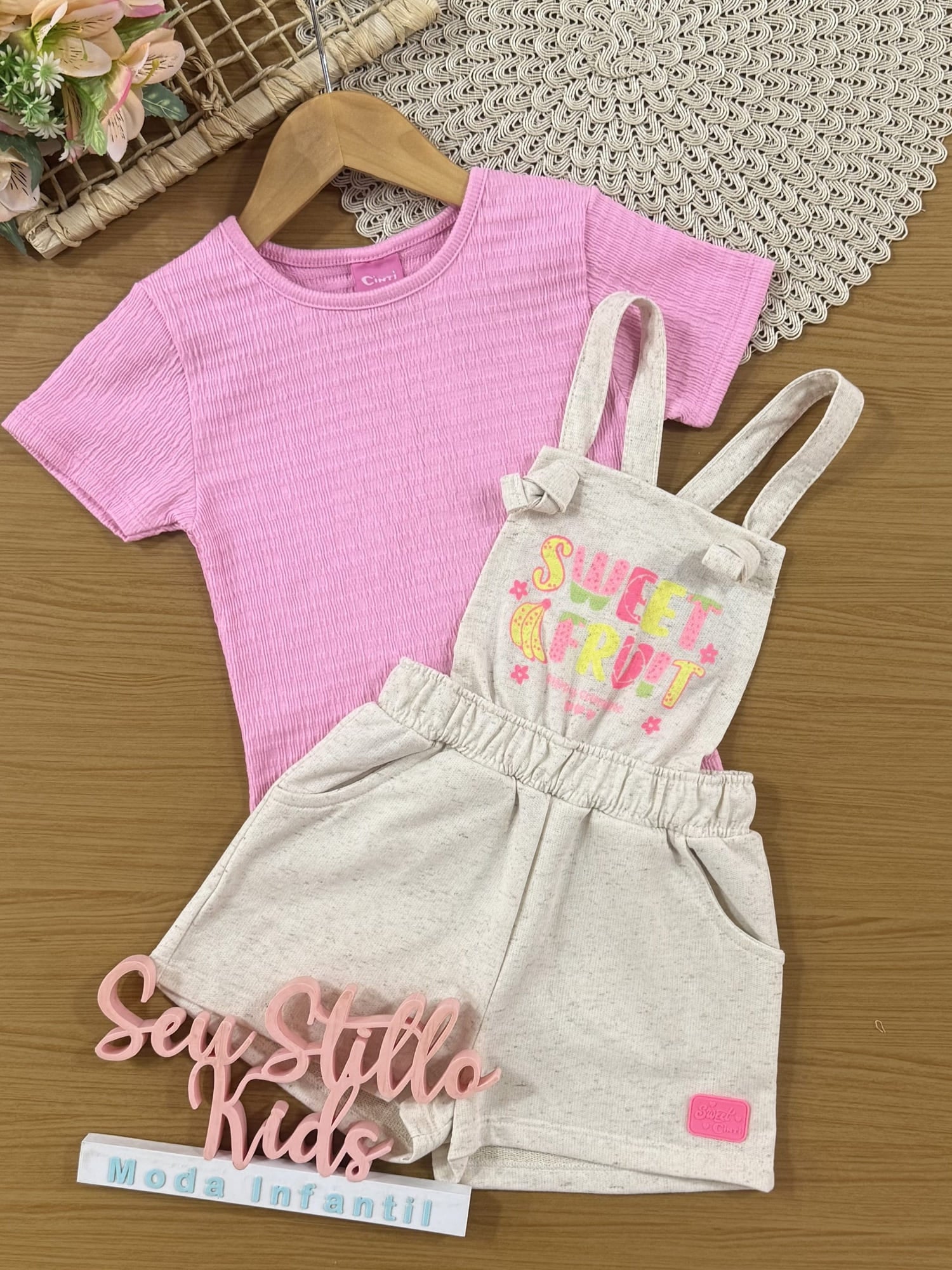 Jardineira Infantil Cinti Verão Off White Frutinhas com Blusa Rosa