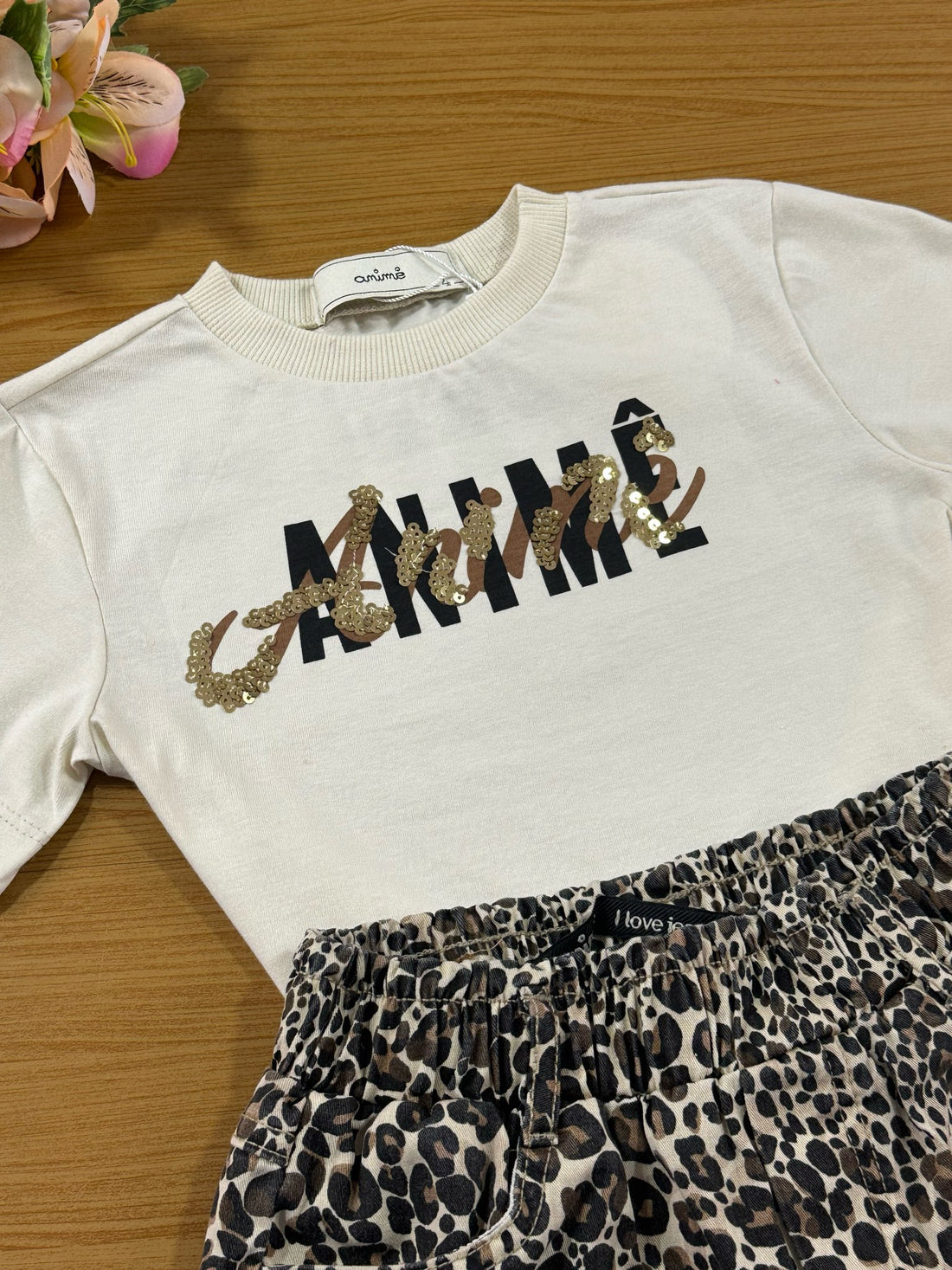 Conjunto Infantil Animê Inverno Shorts Oncinha e Blusa Bege