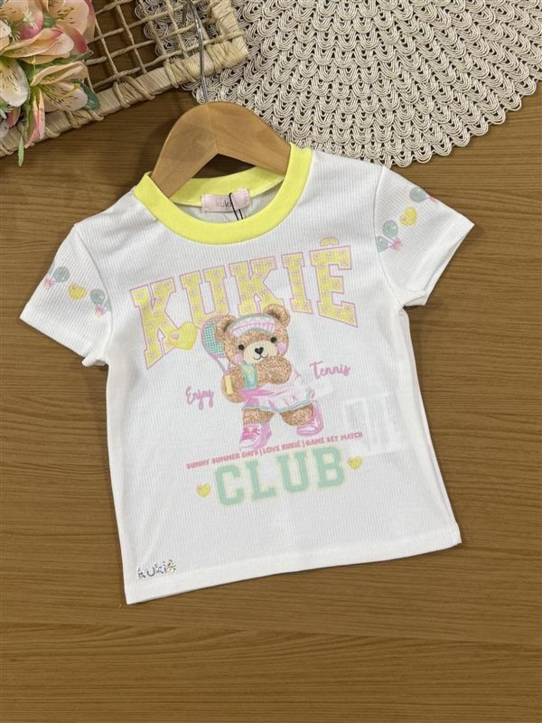Conjunto Infantil Kukiê Verão com Shorts Saia Amarelo e Blusa Branca Ursinha Tênista