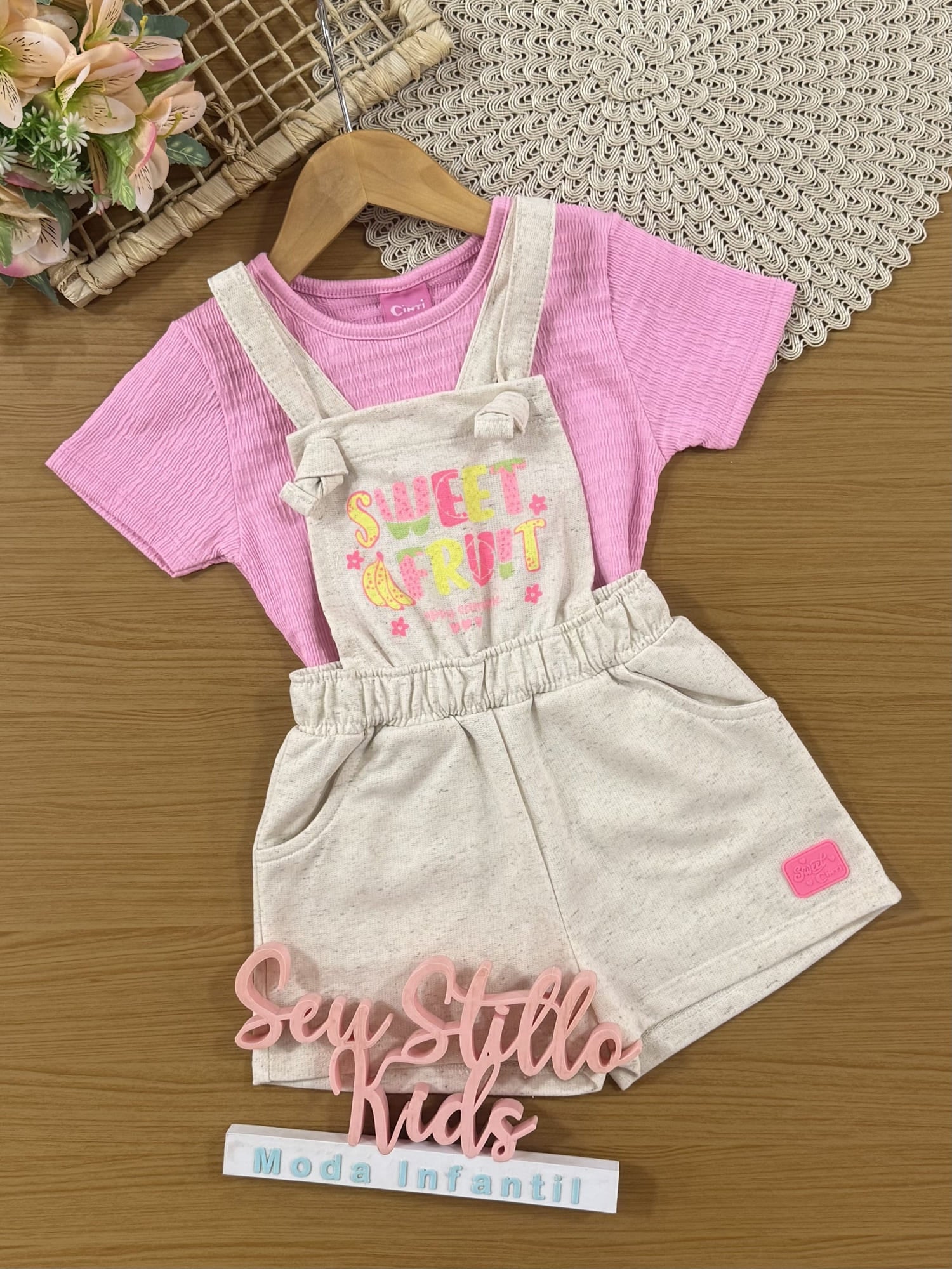 Jardineira Infantil Cinti Verão Off White Frutinhas com Blusa Rosa