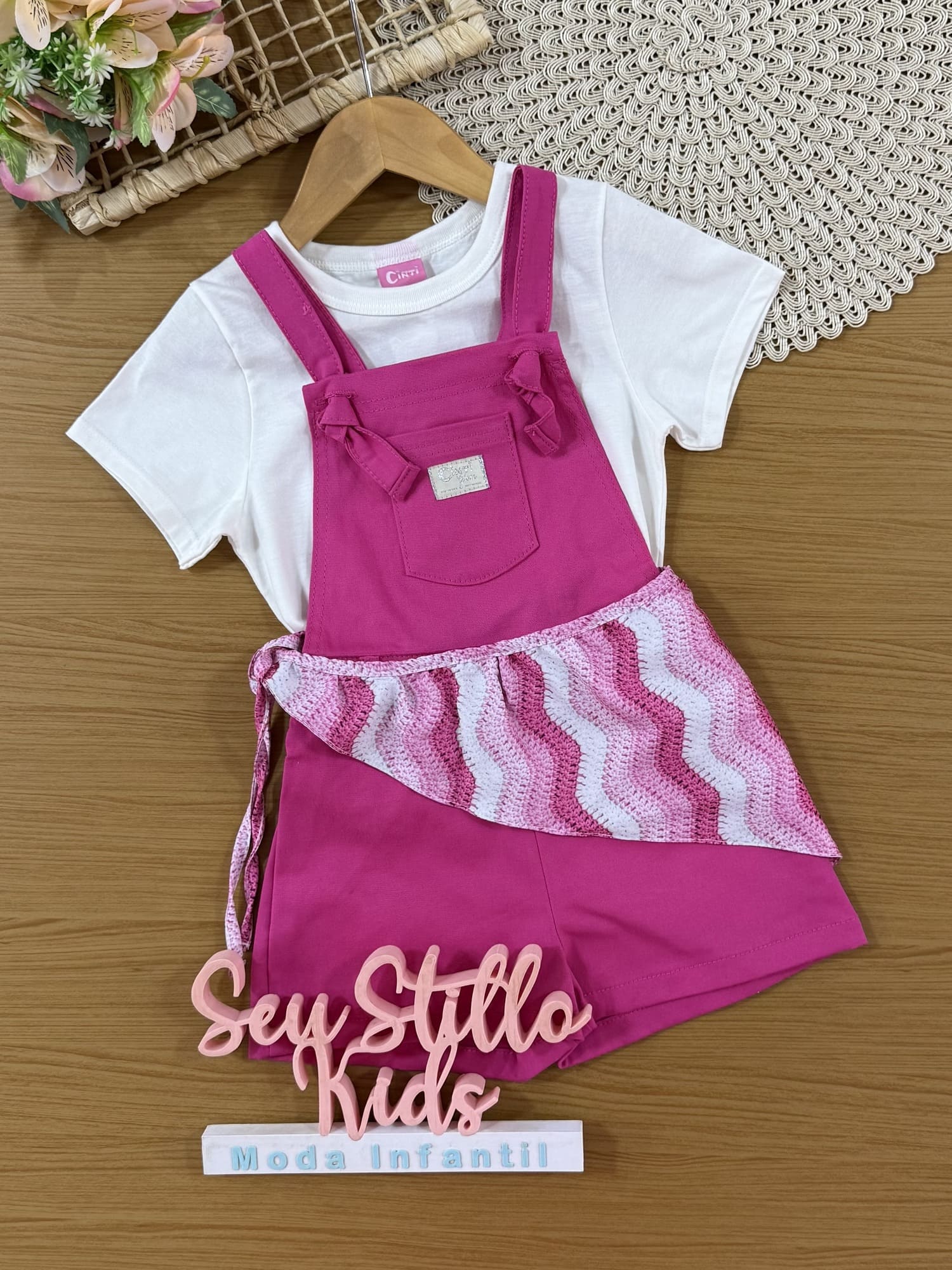 Jardineira Infantil Cinti Verão Rosa com Blusa Branca e Lenço