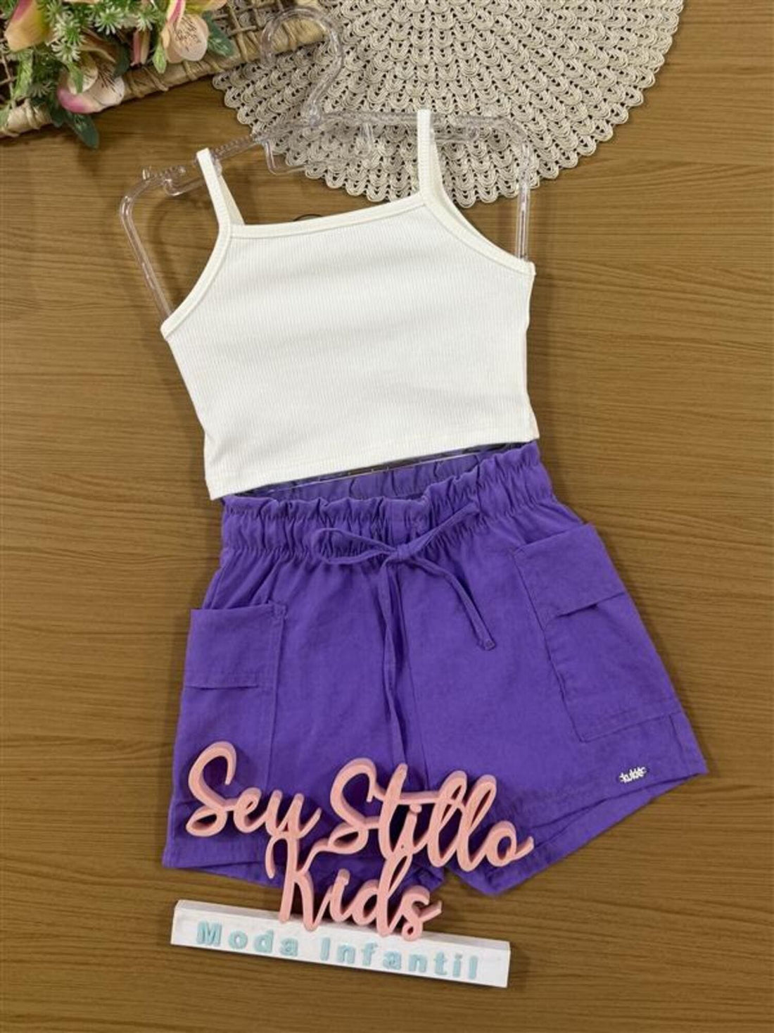 Conjunto Infantil Kukiê Verão com Shorts Roxo, Top e Sobreposição em Tela Arco-íris