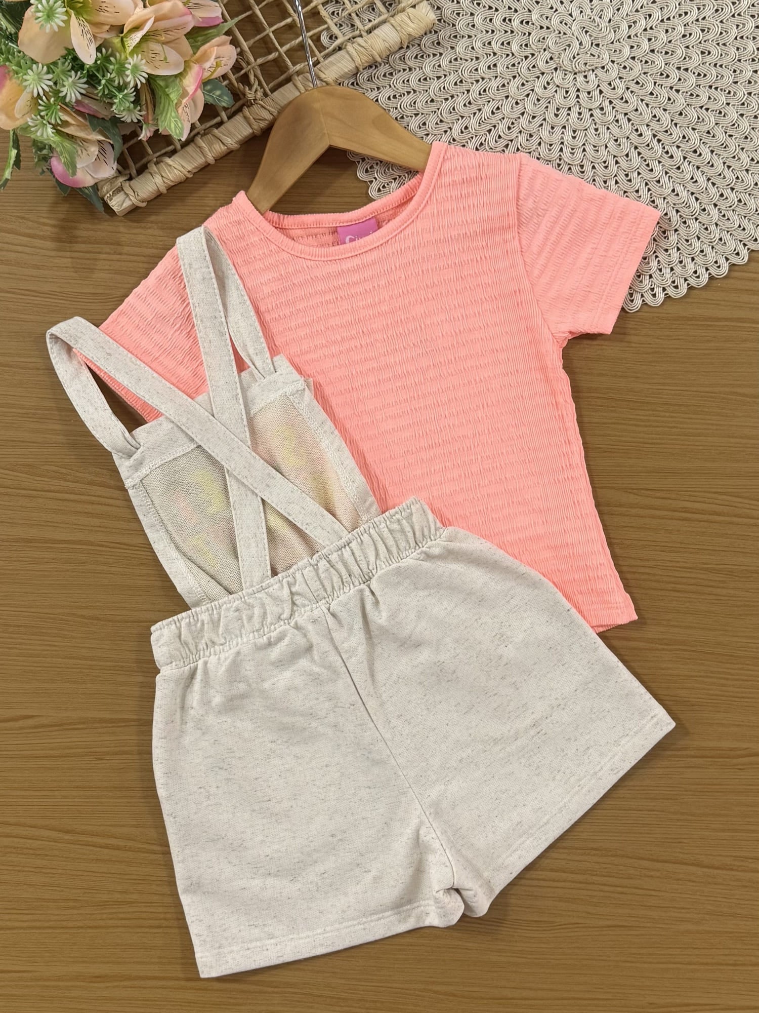 Jardineira Infantil Cinti Verão Off White Frutinhas com Blusa Laranja