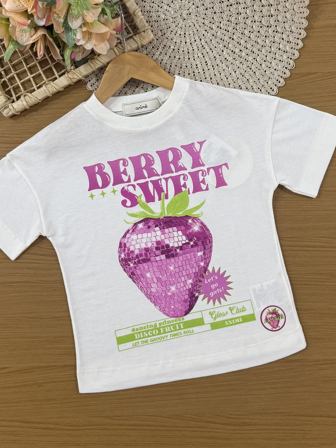 Conjunto Infantil Animê Verão com Shorts Ciclista Rosa e Blusa Branca Moranguinho