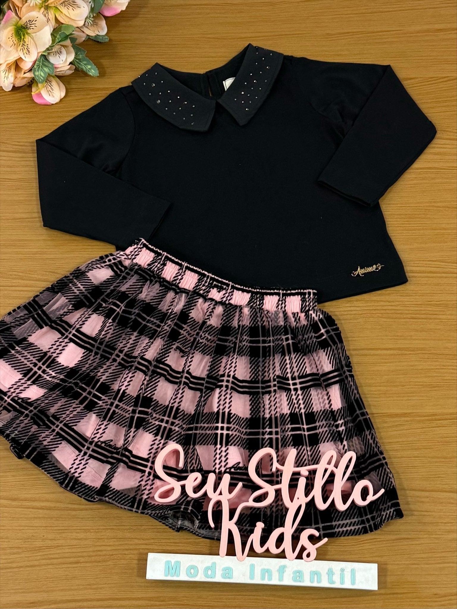 Conjunto Infantil Animê Inverno com Saia Xadrez e Blusa Preta