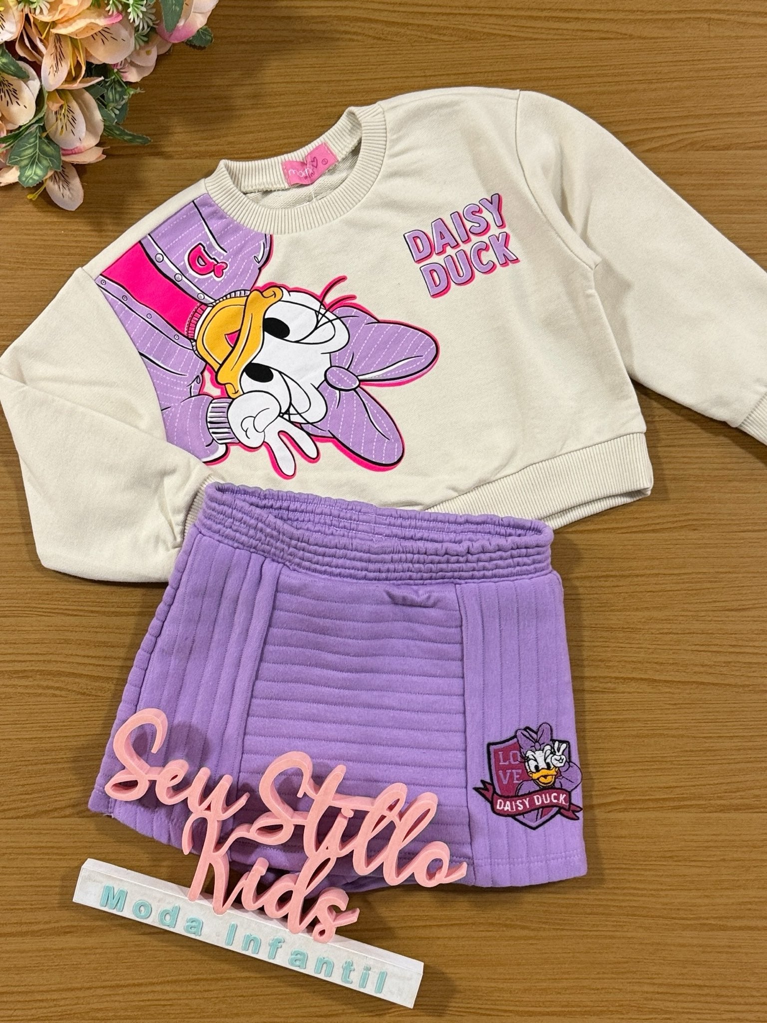 Conjunto Infantil Momi Inverno Shorts Saia Lilás e Moletom Daisy Disney