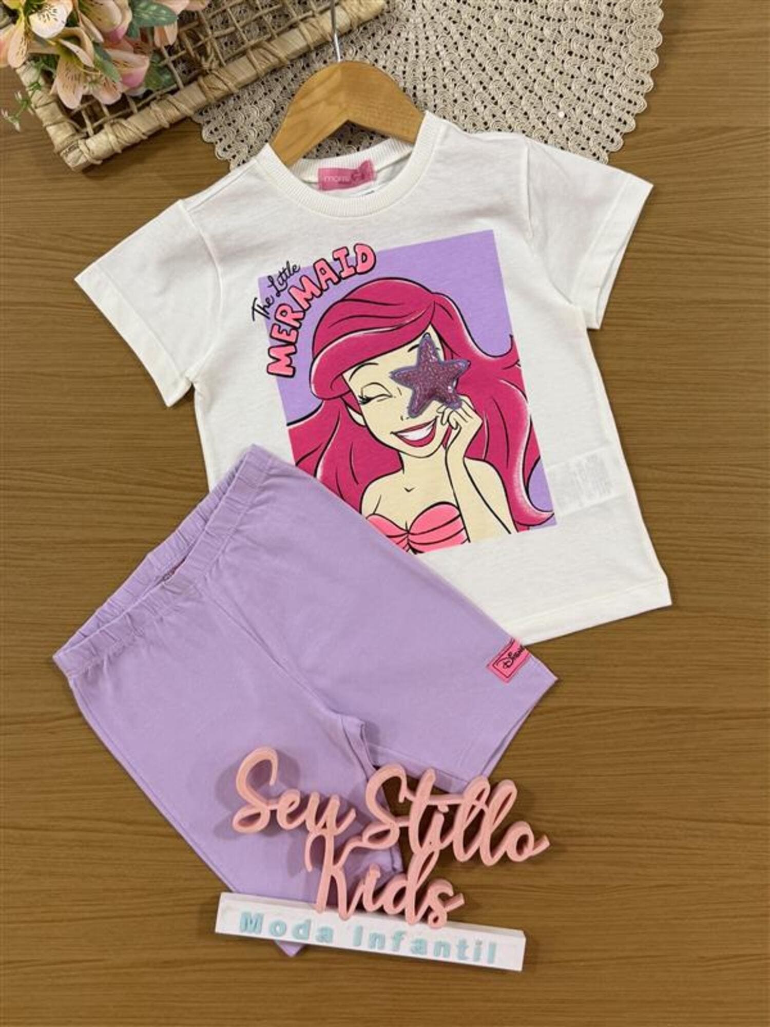 Conjunto Infantil Momi Verão com Shorts Ciclista Lilás e Blusa Branca Ariel Disney