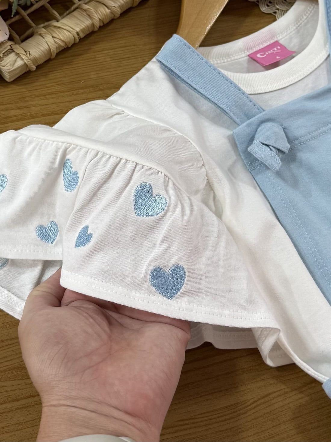 Salopete Infantil Cinti Verão Azul com Blusa Branca Corações