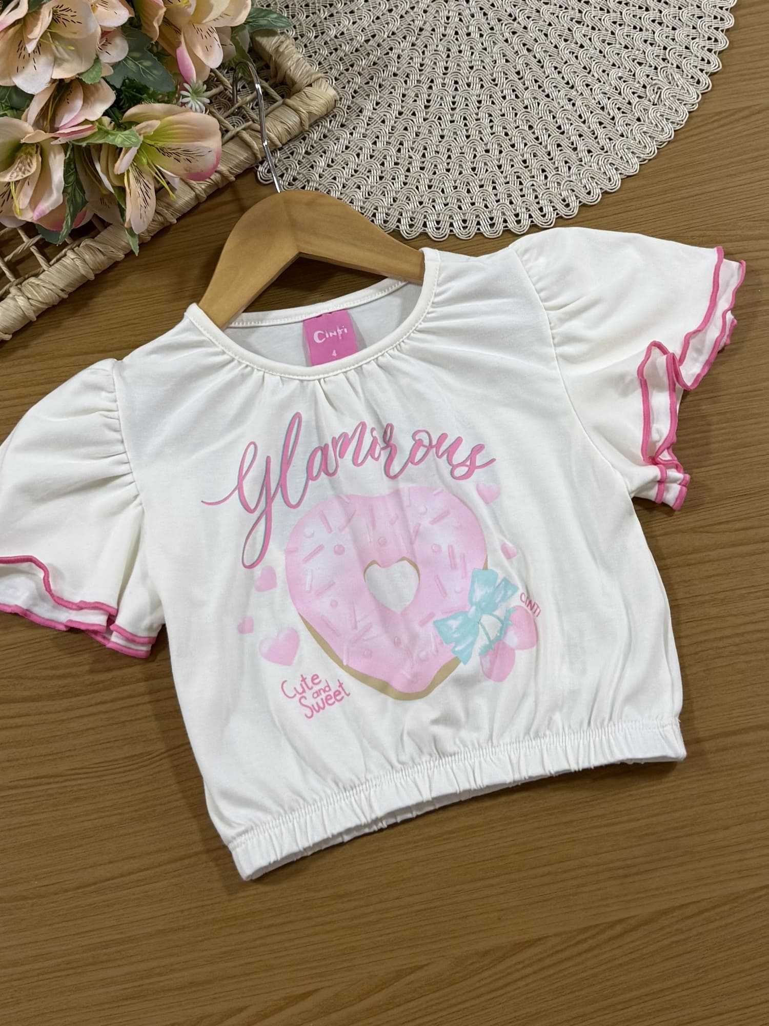 Conjunto Infantil Cinti Verão com Shorts Colorido e Blusa Branca Rosquinha