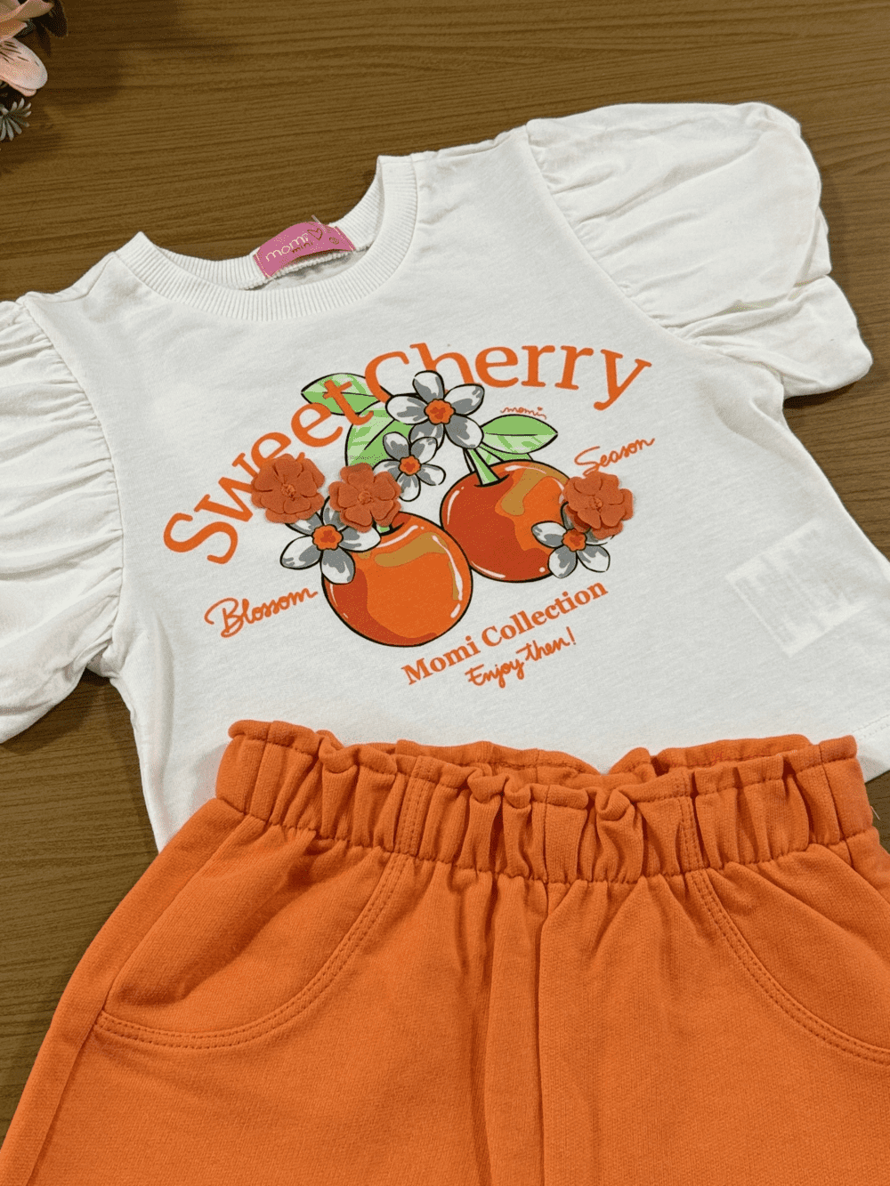 Conjunto Infantil Momi Verão Shorts Laranja e Blusa Cereja Doce