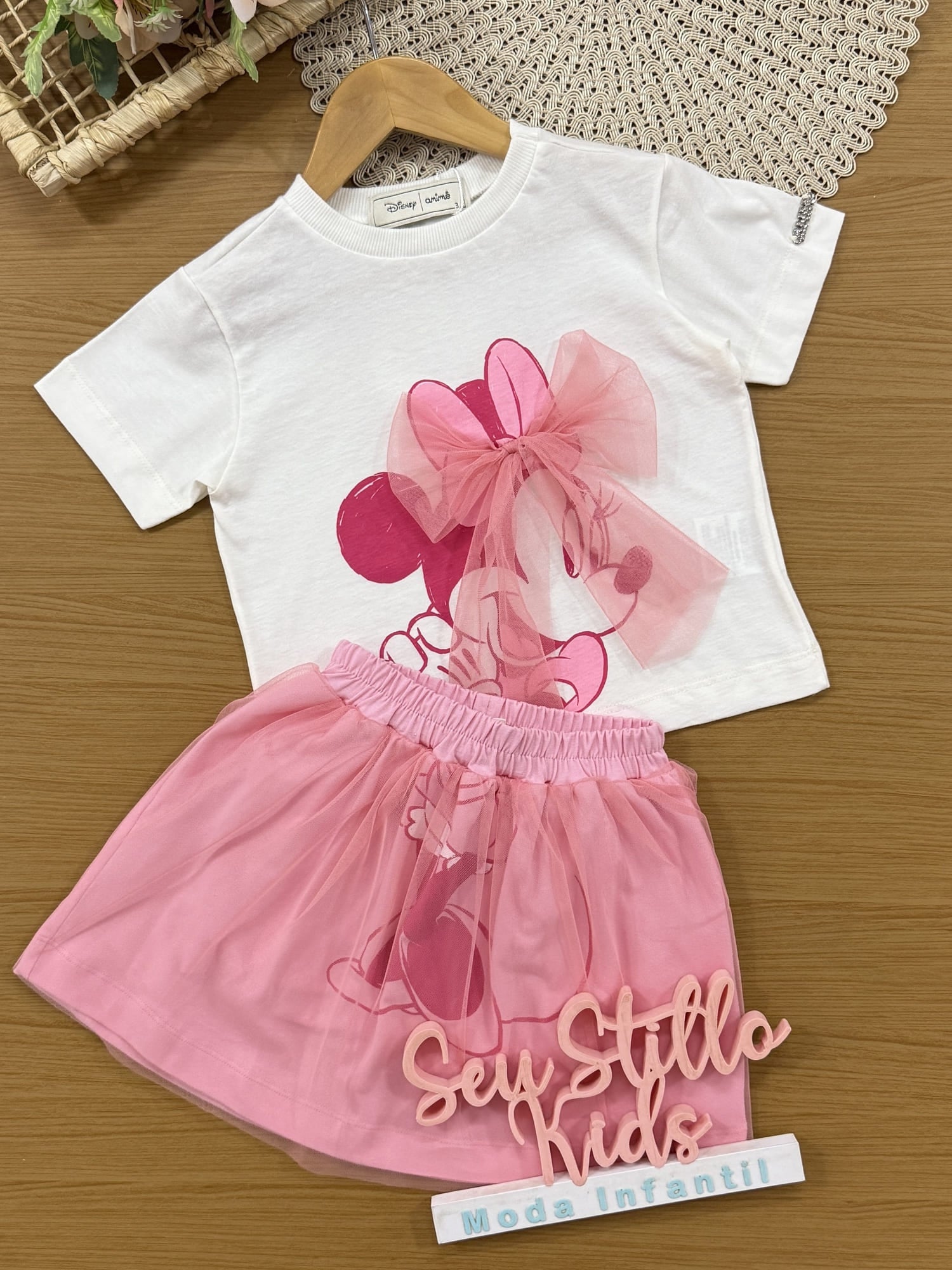 Conjunto Infantil Animê Verão com Saia em Tule Rosa e Blusa Branca Minnie Laço Disney
