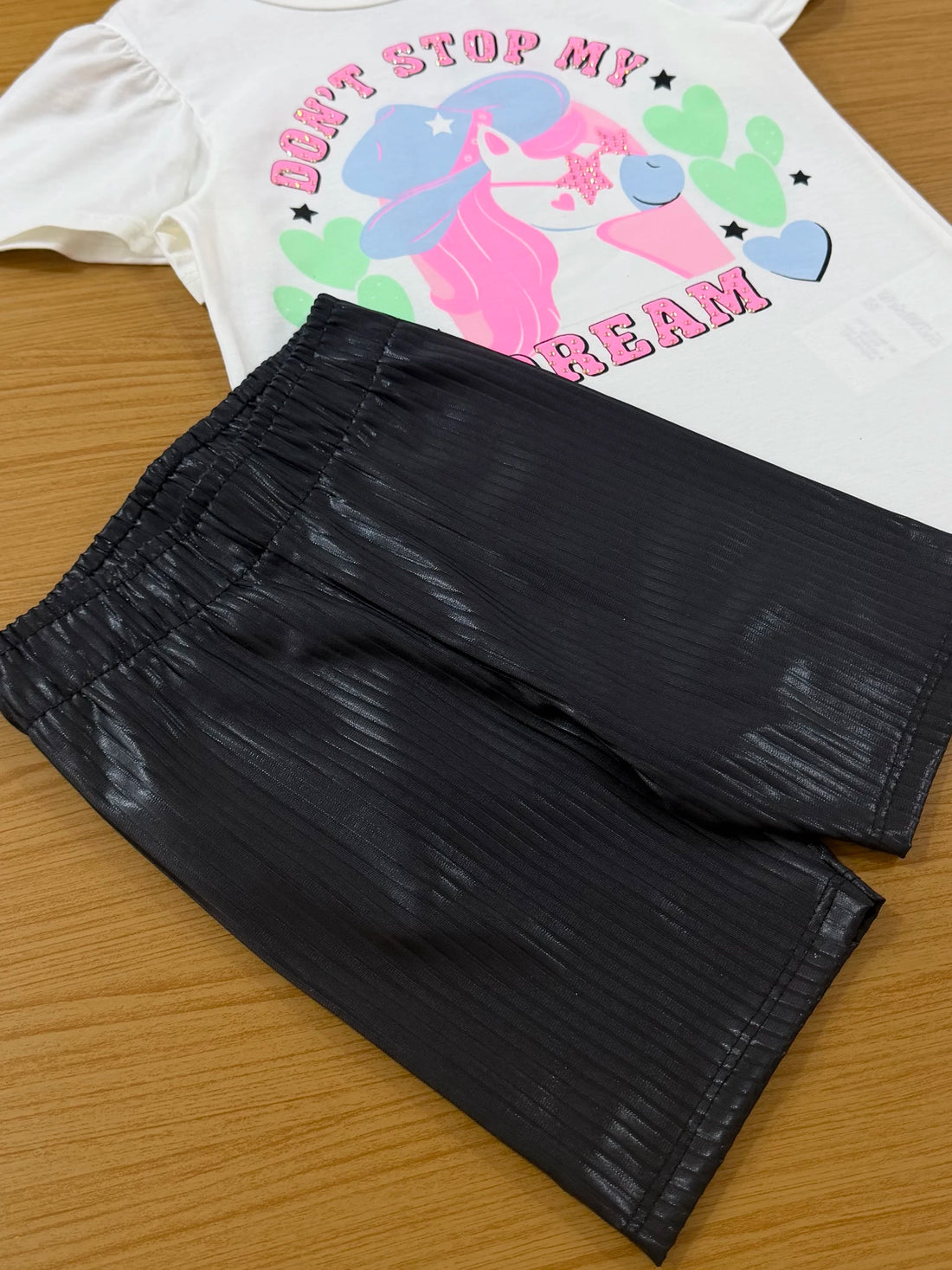 Conjunto Infantil Cinti Verão com Shorts Ciclista Preto e Blusa Unicórnio Corações