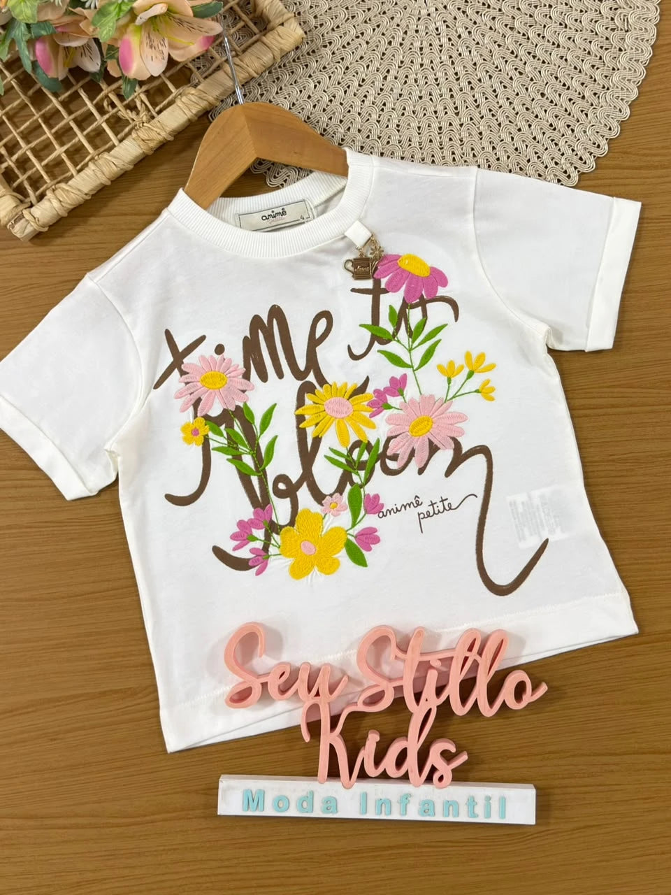 Blusa Infantil Menina Animê Branca Flores Bordadas