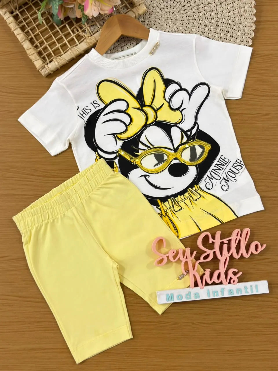 Conjunto Infantil Menina Animê com Shorts Ciclista Amarelo e Blusa Branca Fashion Minnie Disney