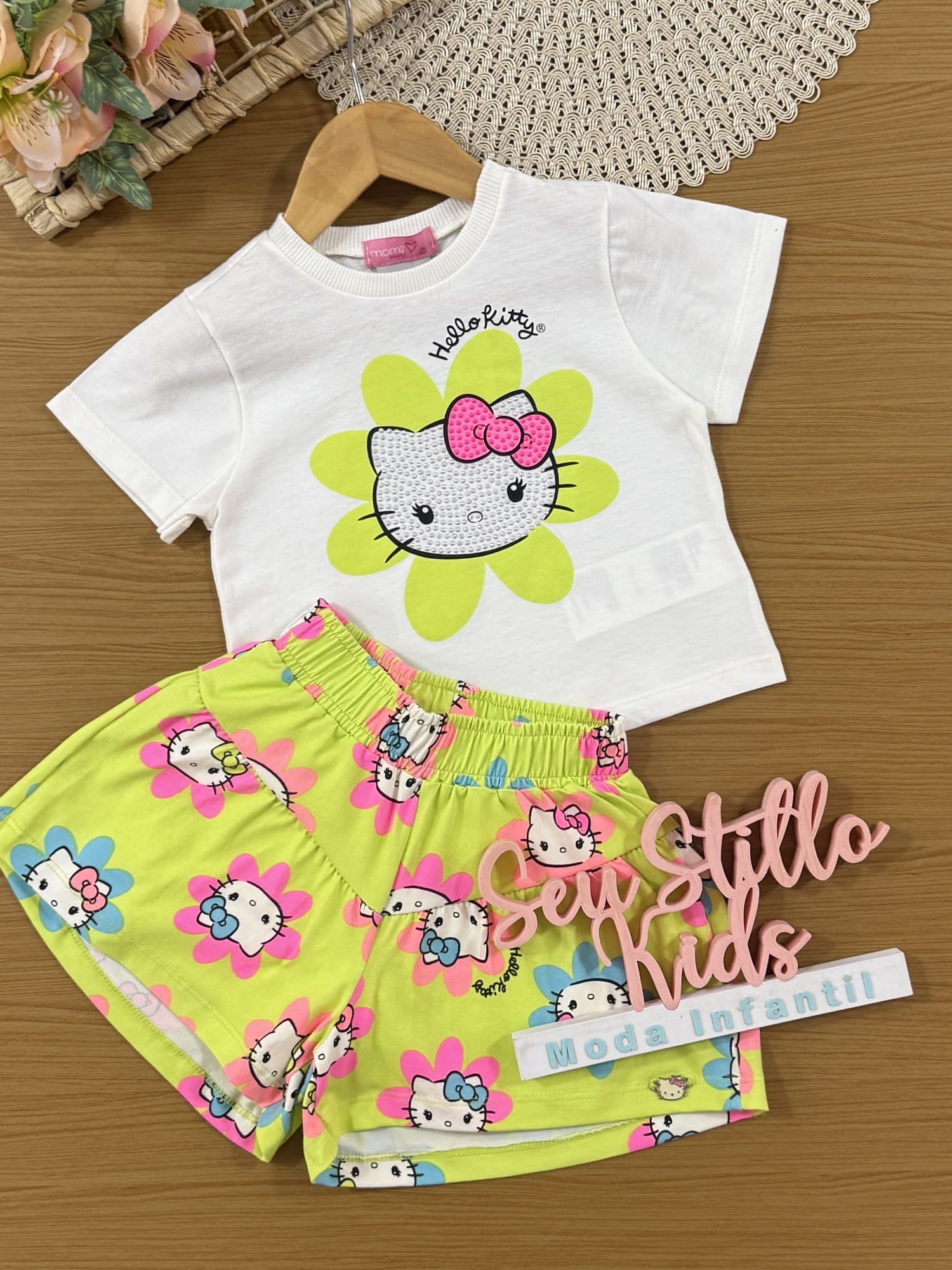 Conjunto Infantil Momi Verão com Shorts Verde e Blusa Branca Hello Kitty com Strass