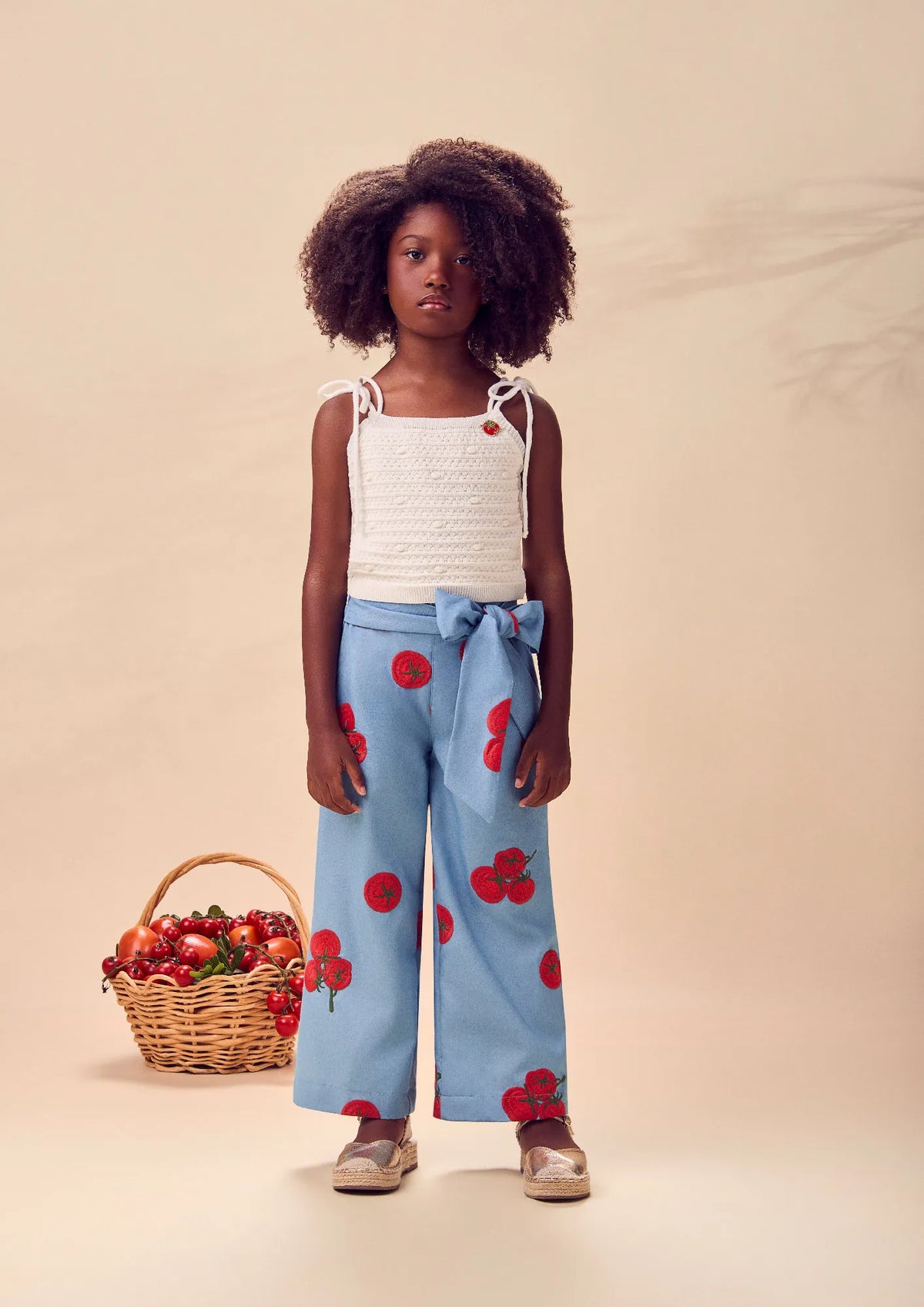 Conjunto Infantil Menina Animê Calça Azul Tomatinhos e Blusa Off White