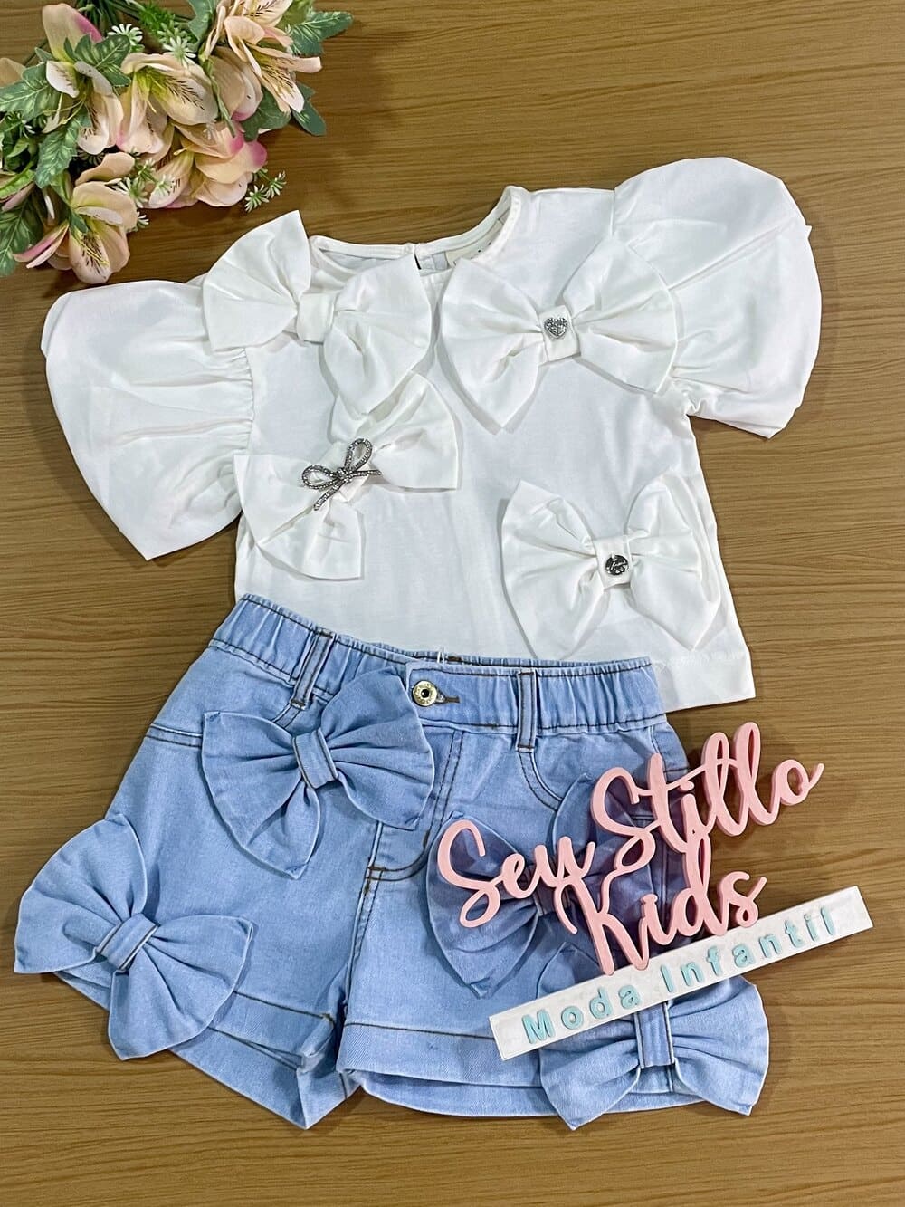 Conjunto Infantil Animê Verão Shorts Jeans e Blusa Laços