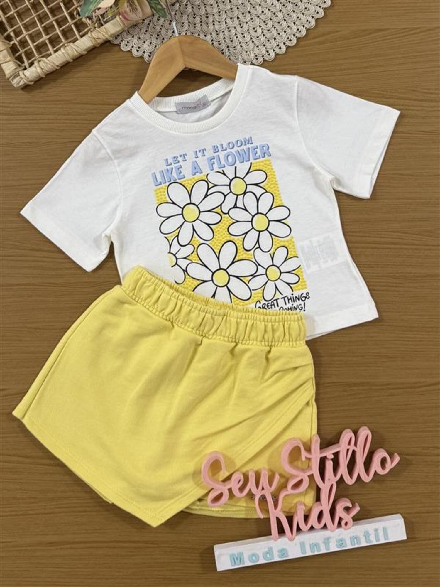 Conjunto Infantil Momi Verão com Shorts Saia Amarelo e Blusa Branca Floral