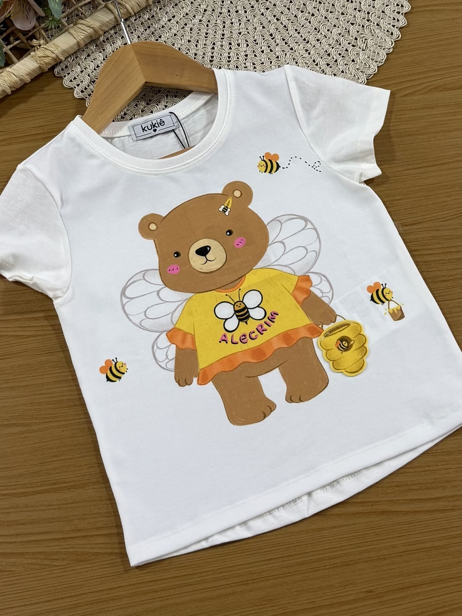 Conjunto Infantil Kukiê com Shorts Amarelo e Blusa Manga Curta Ursinho Abelhinha