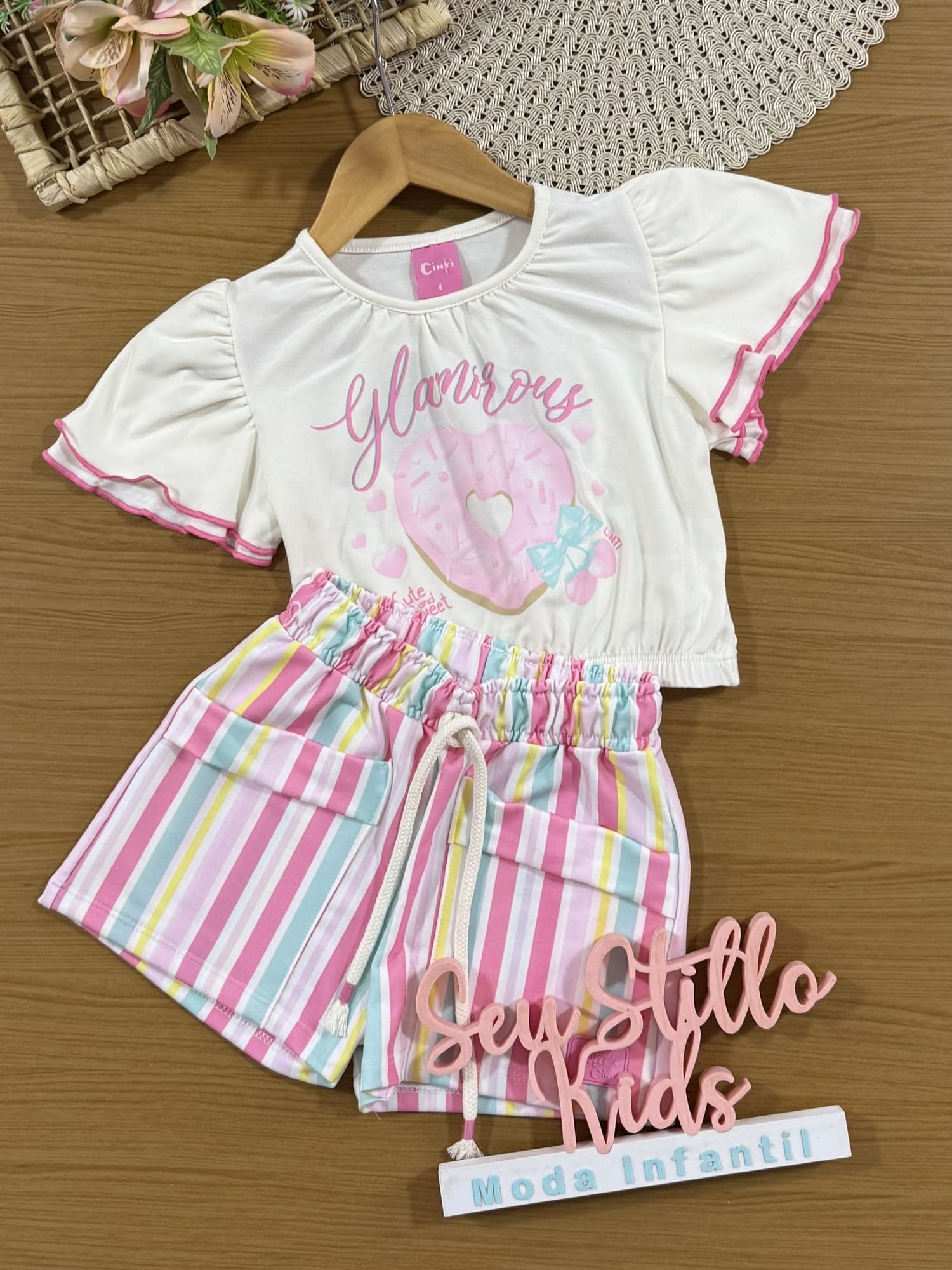 Conjunto Infantil Cinti Verão com Shorts Colorido e Blusa Branca Rosquinha
