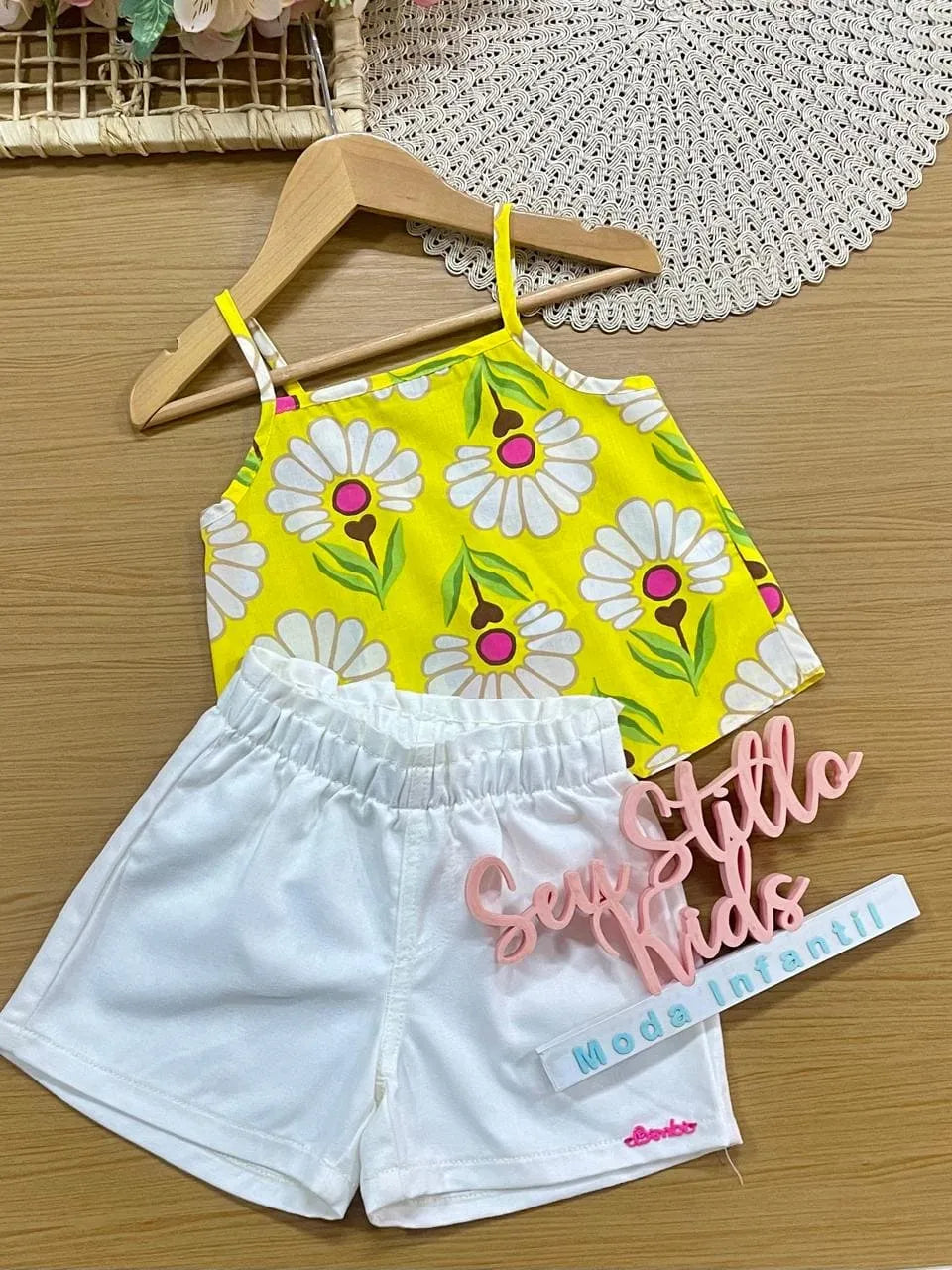 Conjunto Infantil Menina Bimbi com Shorts Branco e Blusa Amarela Florzinhas