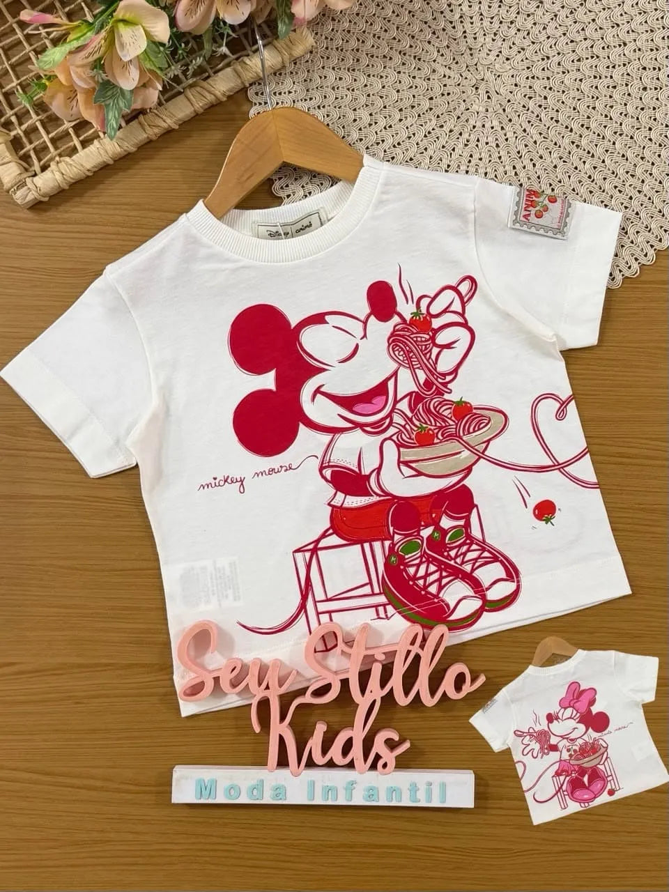 Blusa Infantil Menina Animê Branca Mickey e Minnie Tomates Disney