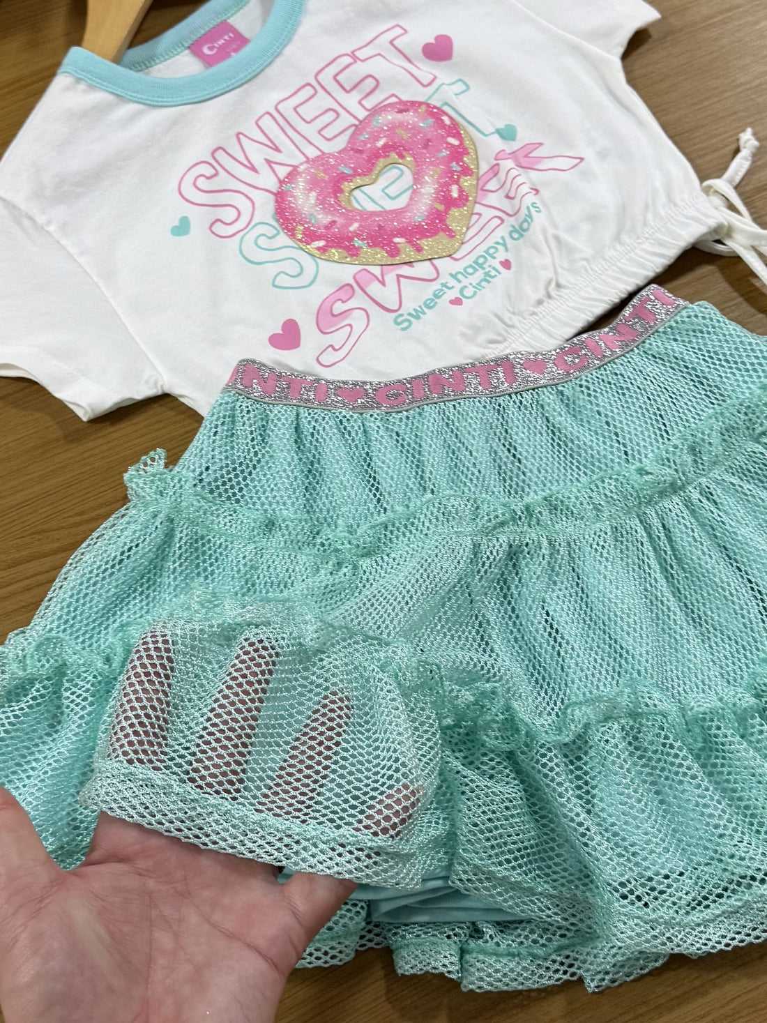 Conjunto Infantil Cinti Verão com Saia Azul em Tela e Blusa Branca Rosquinha