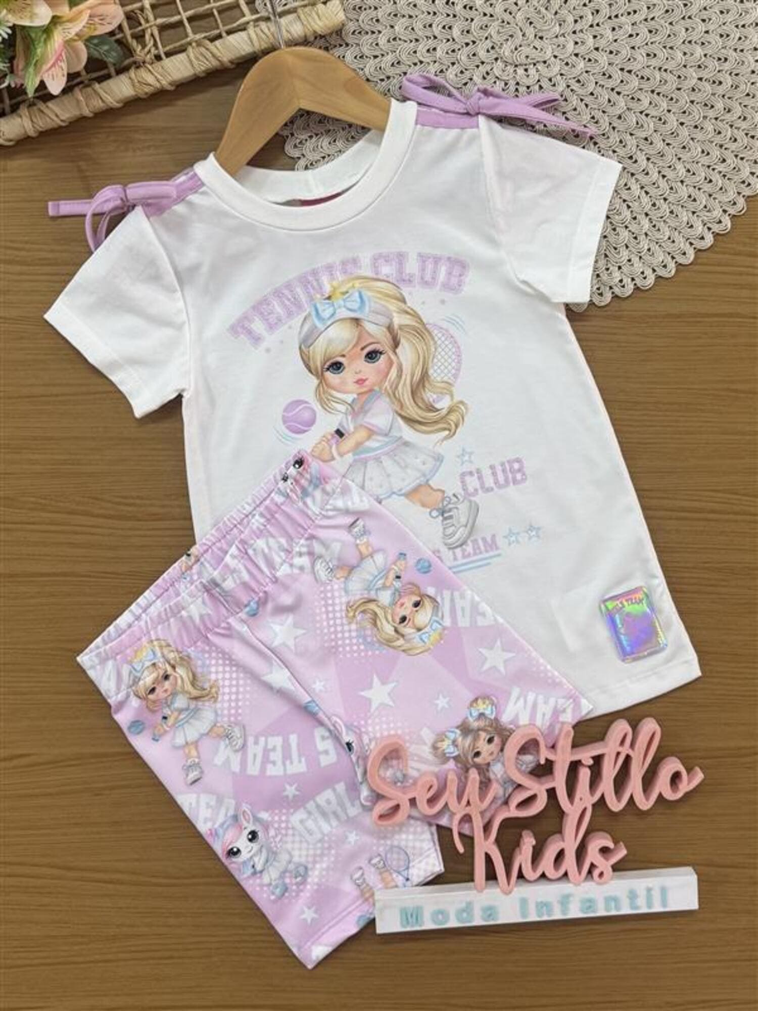 Conjunto Infantil Cinti Verão com Shorts Ciclista Lilás e Blusa Branca Tennis Club