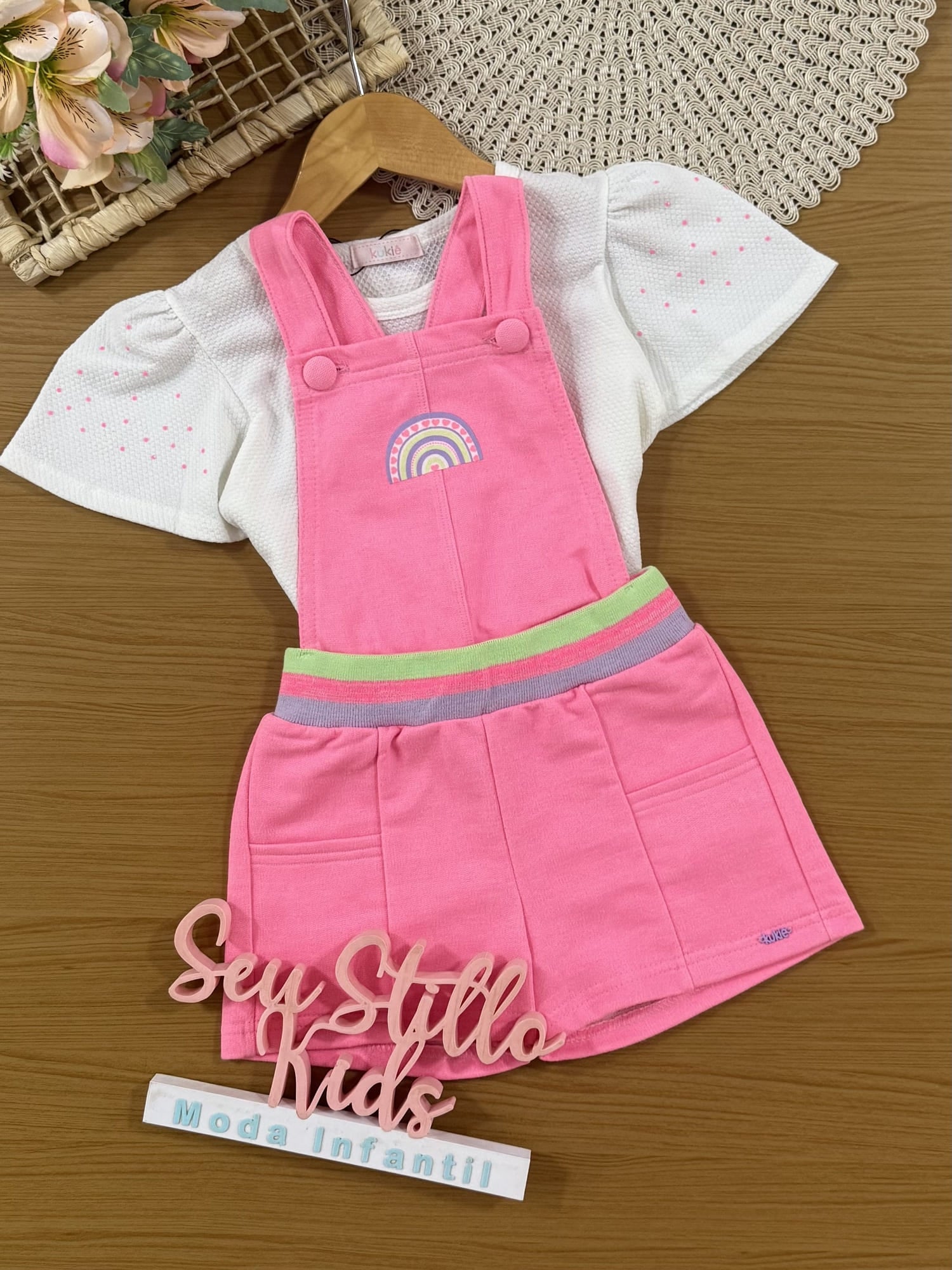Jardineira Infantil Kukiê Verão Rosa Arco-íris e Blusa Branca