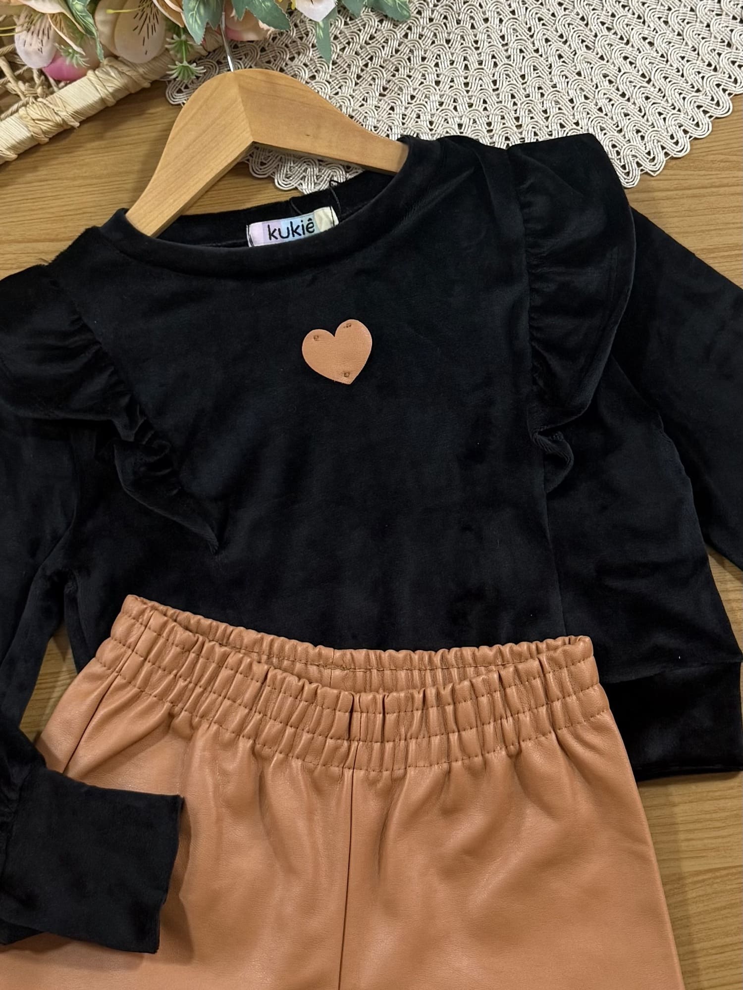 Conjunto Infantil Kukiê Inverno com Shorts Marrom e Blusa Manga Longa Preta Aveludada