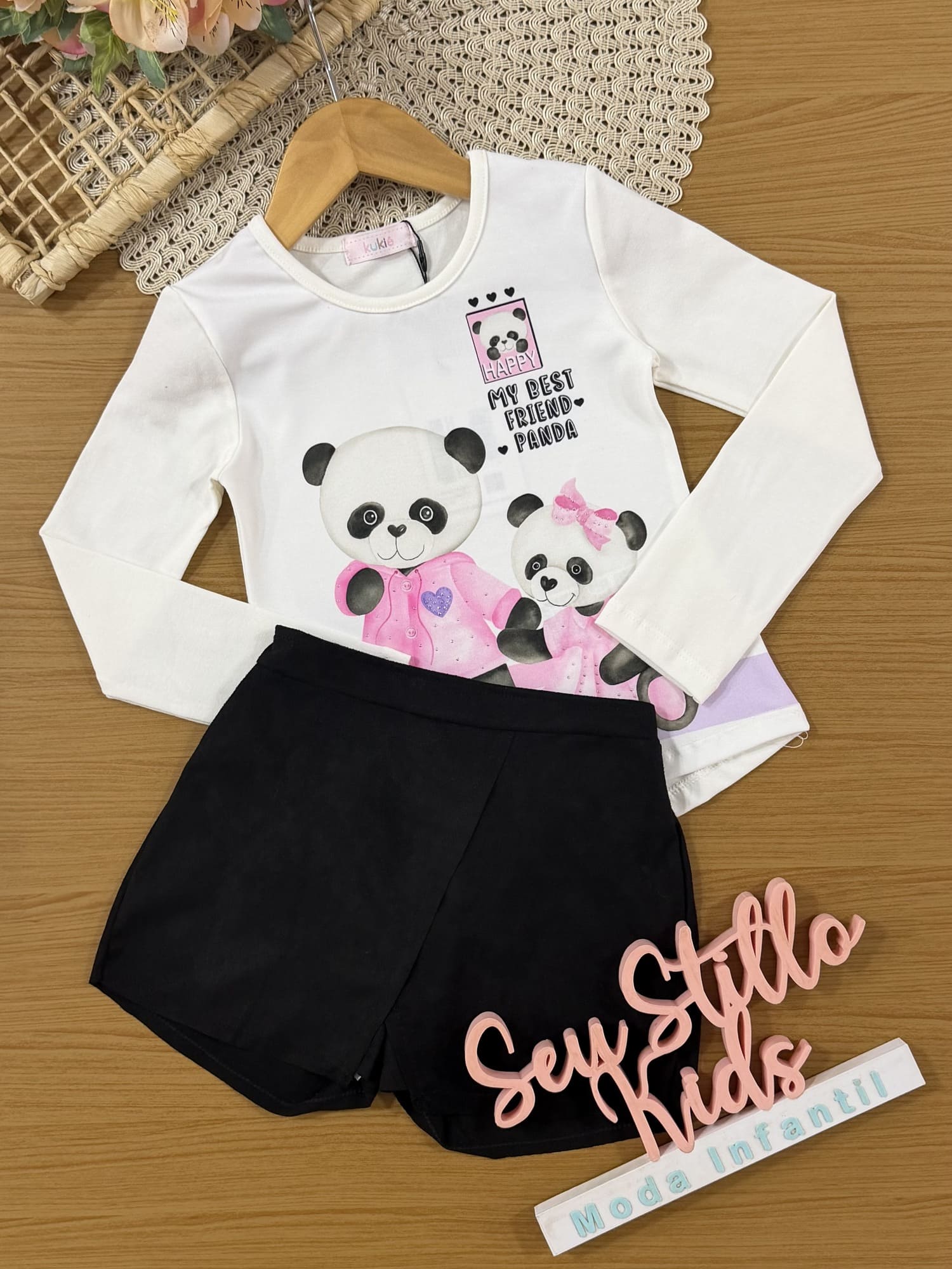 Conjunto Infantil Kukiê com Shorts Saia Preto e Blusa Manga Longa Pandinha