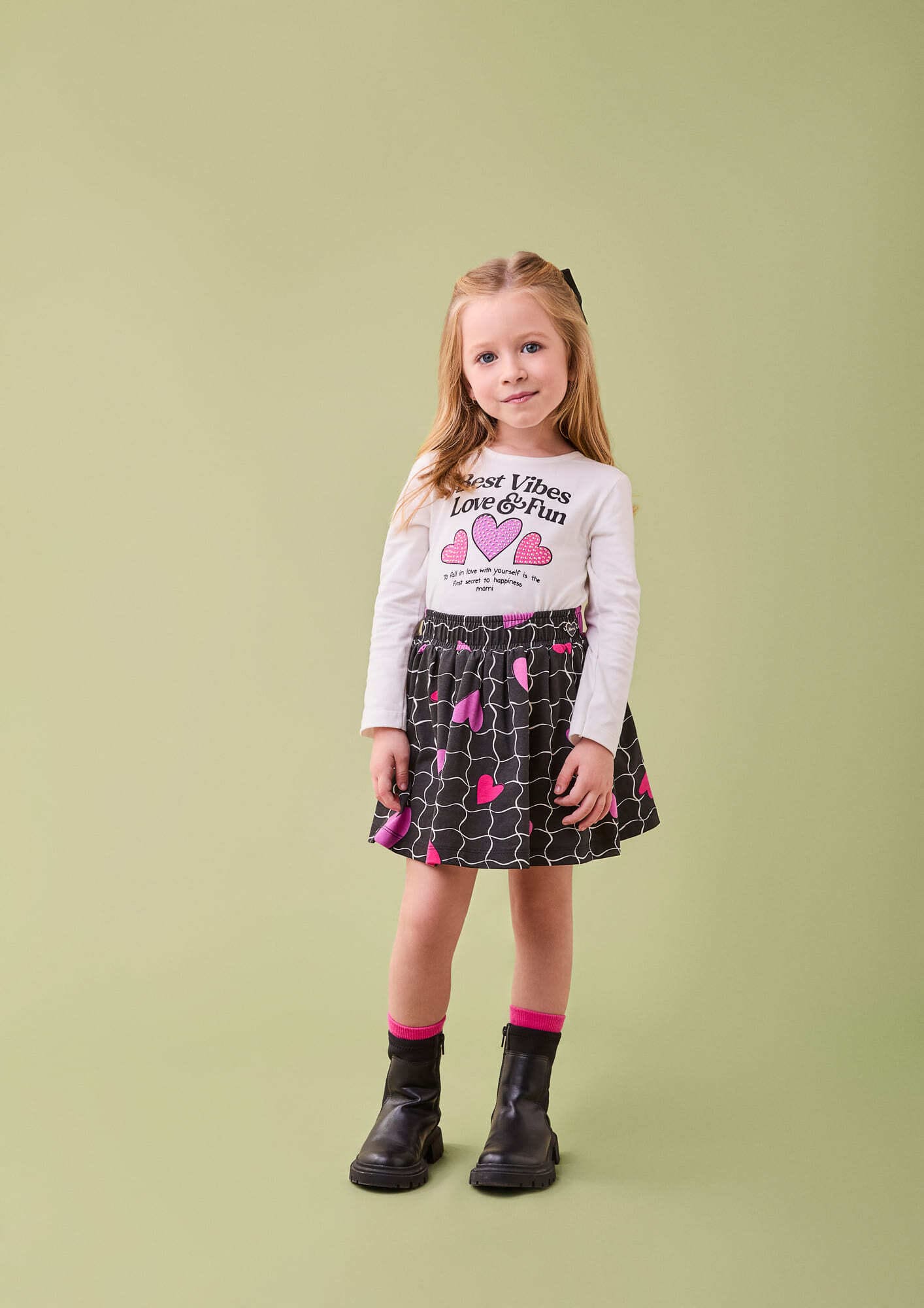 Conjunto Infantil Momi Inverno com Saia Preta e Blusa Branca Corações com Strass