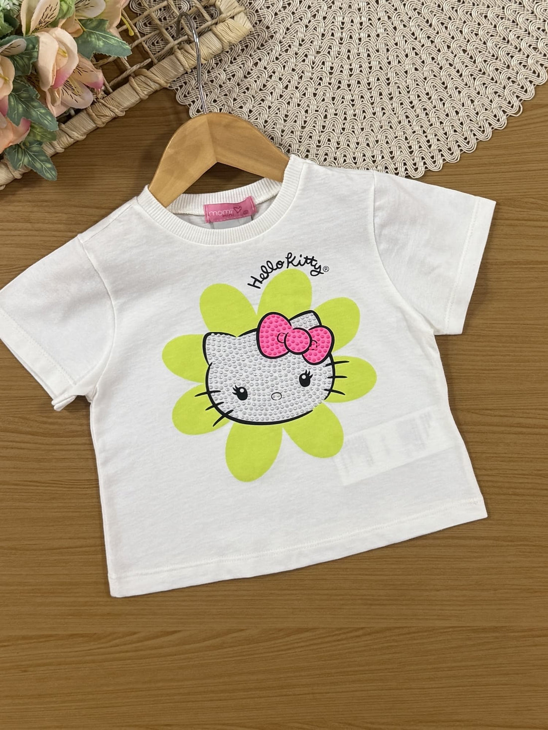 Conjunto Infantil Momi Verão com Shorts Verde e Blusa Branca Hello Kitty com Strass