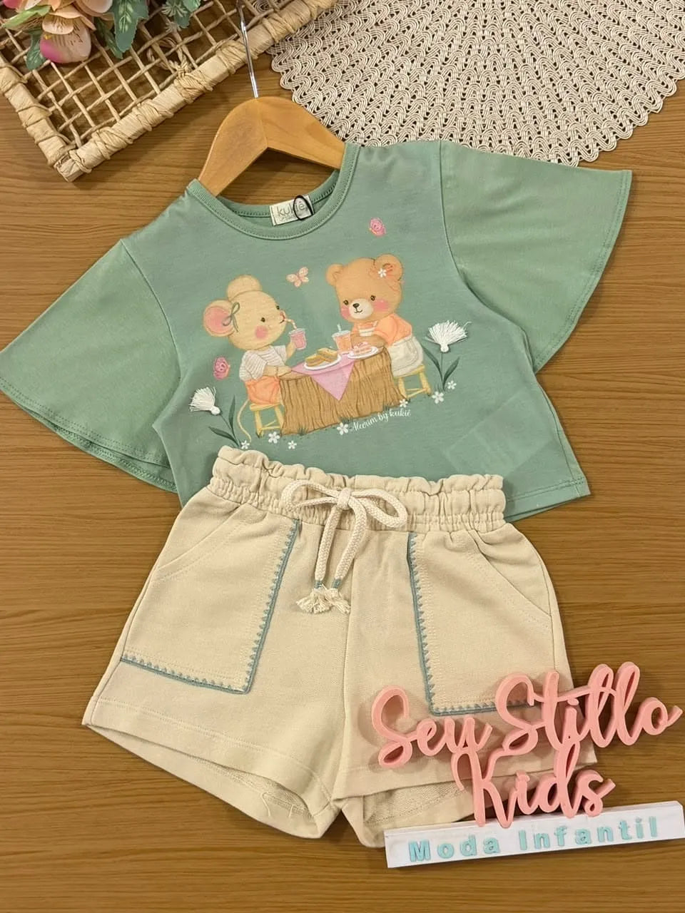 Conjunto Infantil Menina Kukiê com Shorts Bege e Blusa Boxy Verde Piquenique