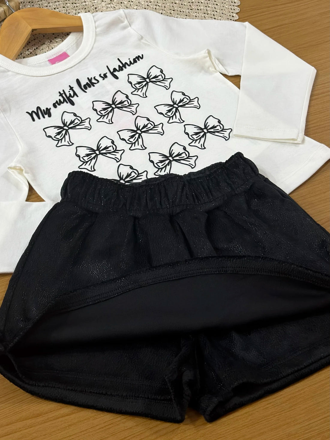 Conjunto Infantil Cinti Invernio com Shorts Saia Preta e Blusa Manga Longa Lacinhos