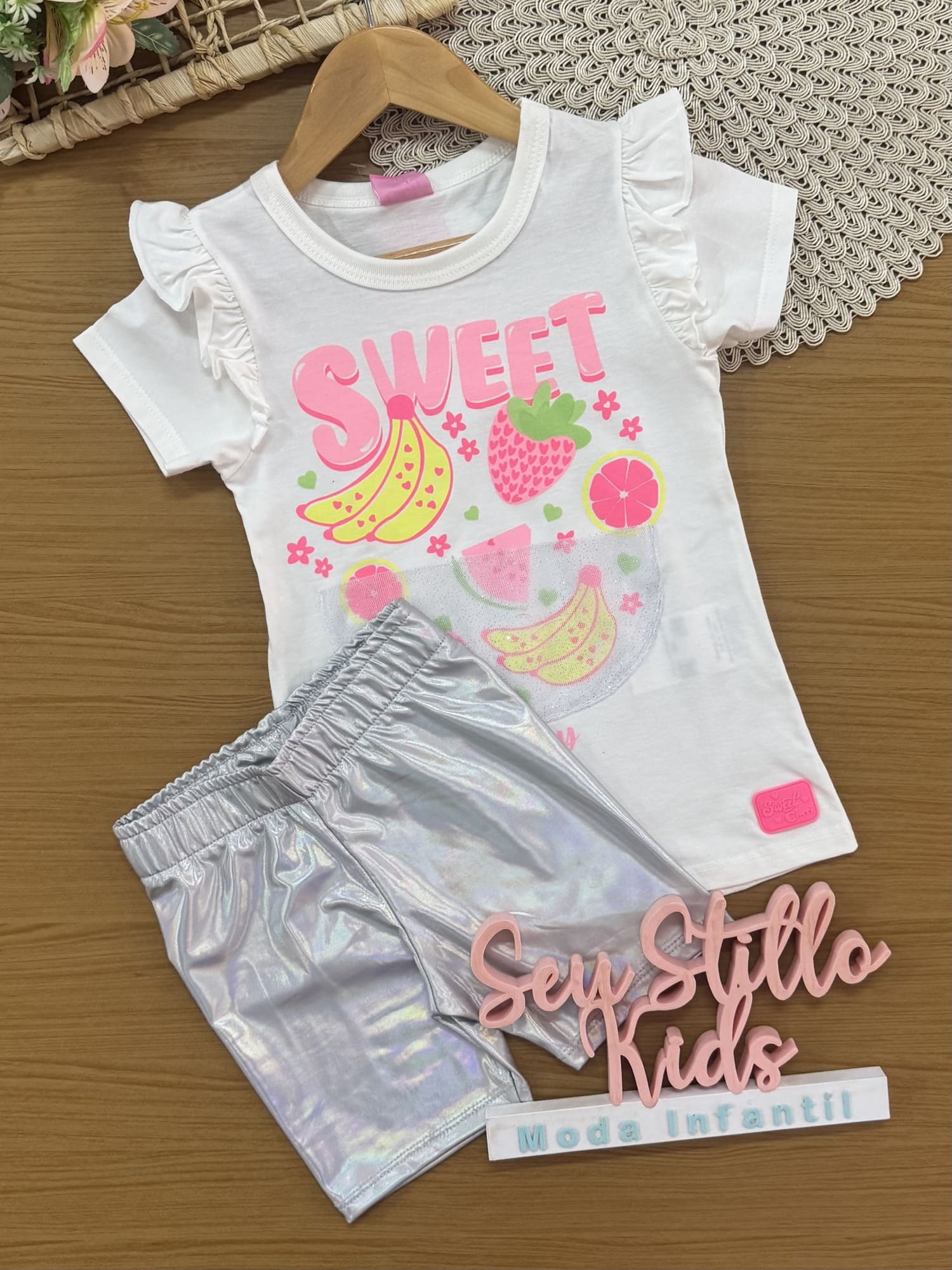 Conjunto Infantil Cinti Verão com Shorts Ciclista Holográfico e Blusa Branca Sweet