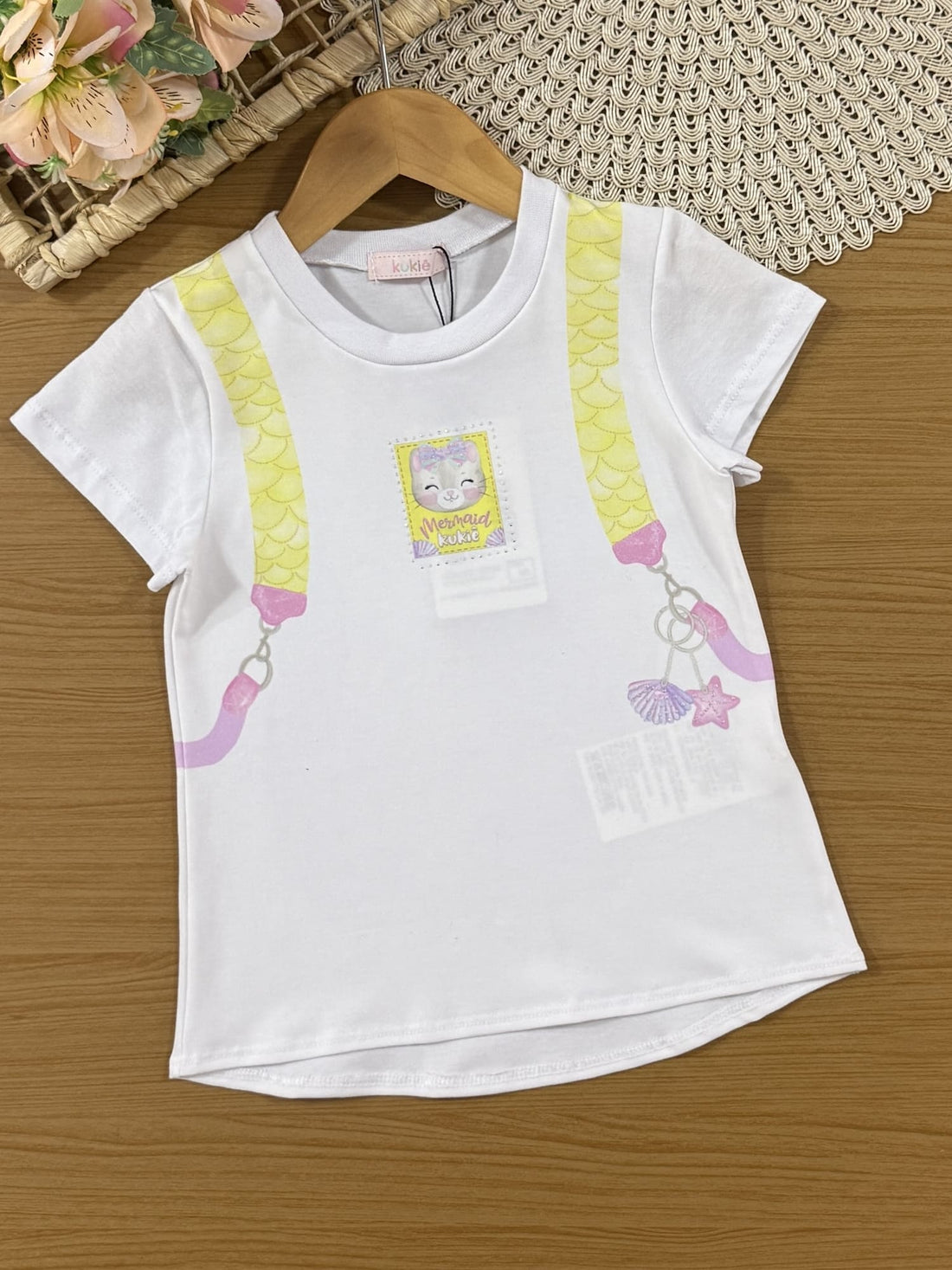 Conjunto Infantil Kukiê Verão com Shorts Ciclista Amarelo e Blusa Branca Gatinha Mochilinha