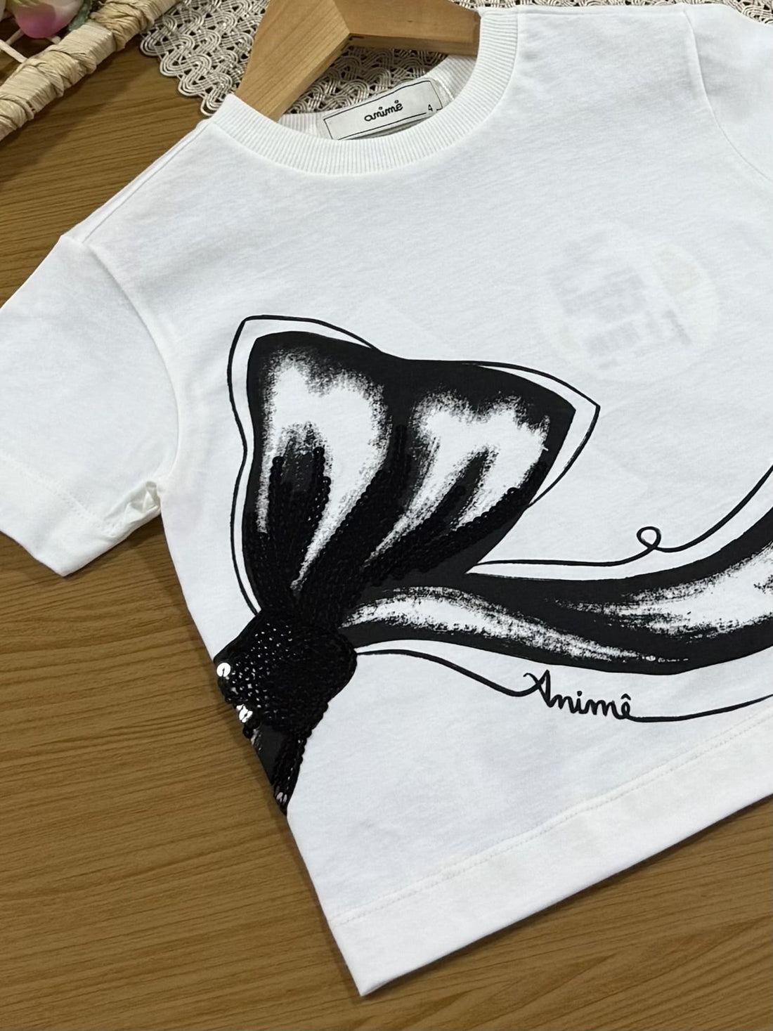 Blusa Infantil Animê Branca Laço com Paetê