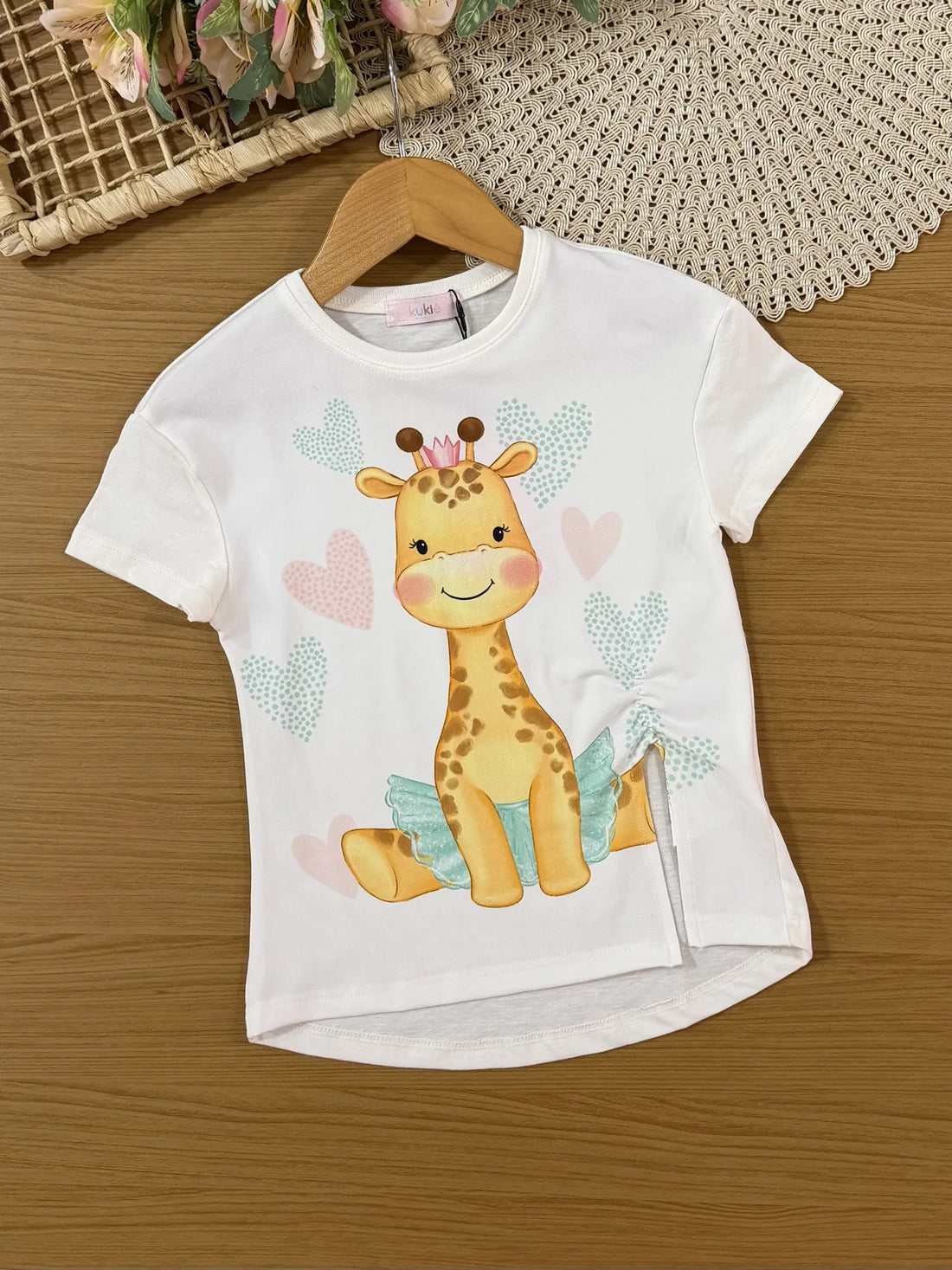 Conjunto Infantil Kukiê com Shorts Ciclista Caramelo e Blusa Branca Girafinha