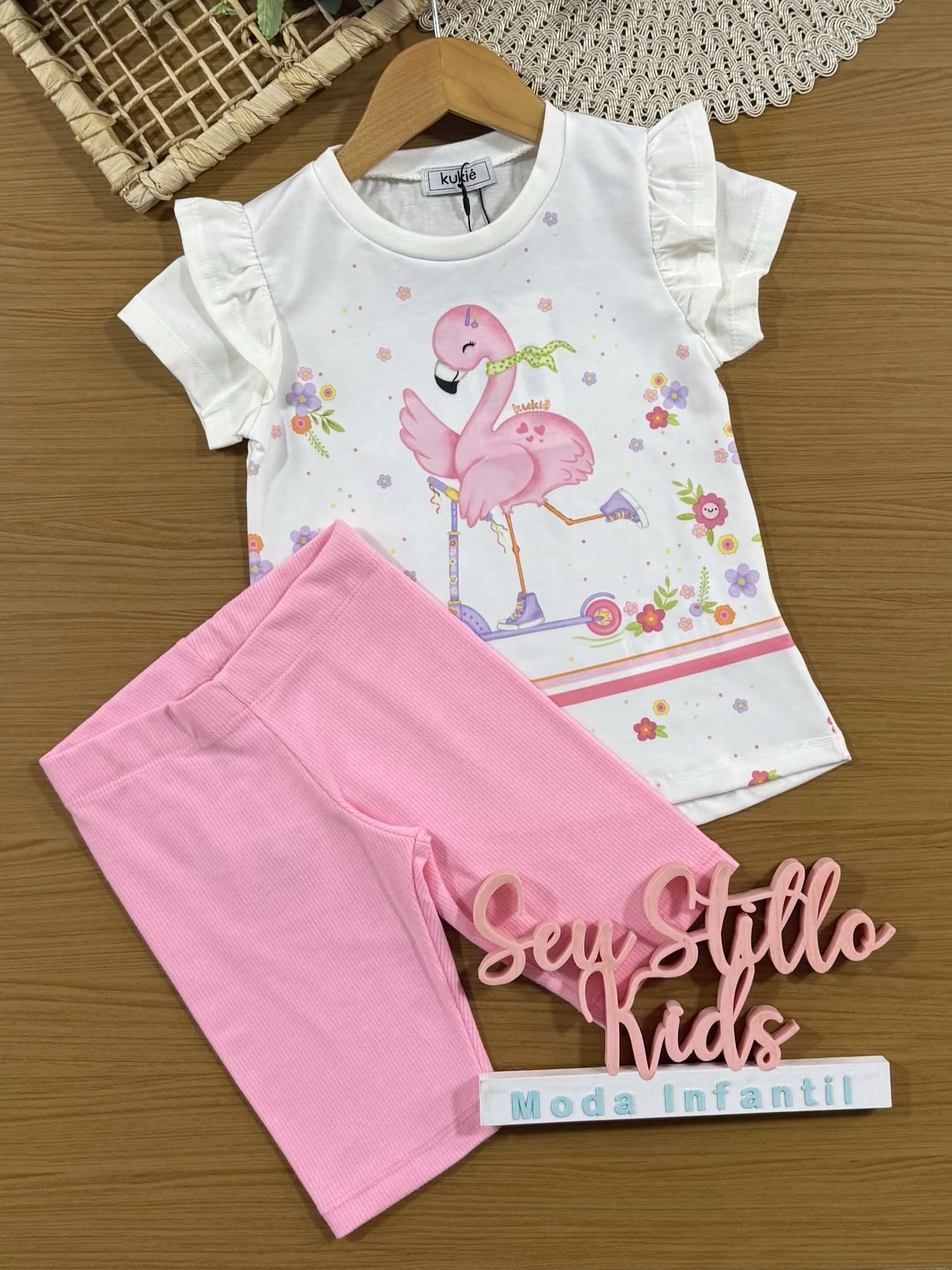 Conjunto Infantil Kukiê com Shorts Ciclista Rosa e Blusa Manga Curta Flamingo